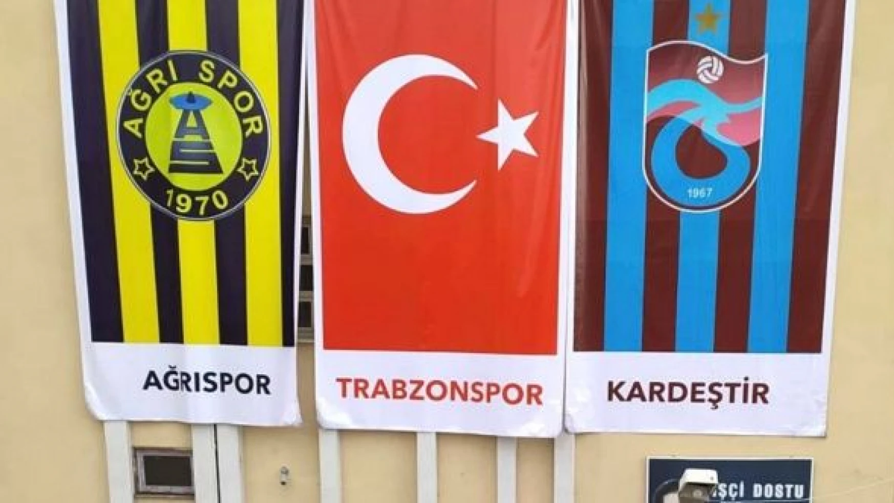 Savcı Sayan sözünü tuttu: Belediye binasına Trabzonspor bayrağı asıldı
