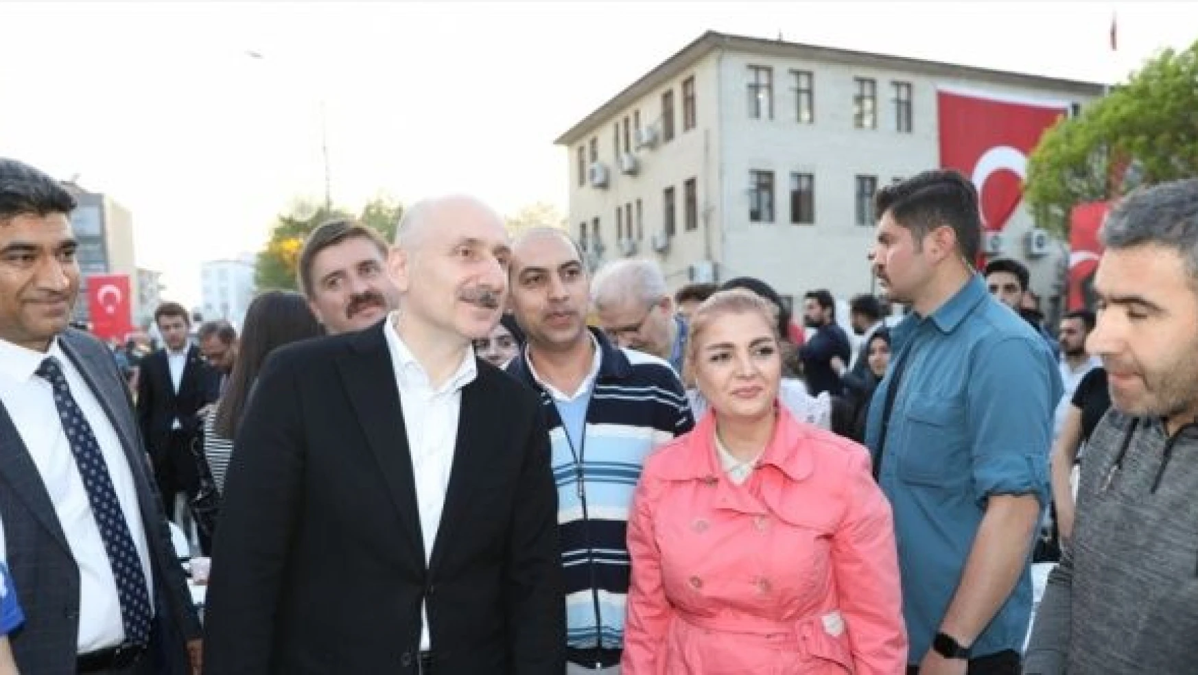Bakan Karaismailoğlu, Iğdır'da vatandaşlarla iftar yaptı
