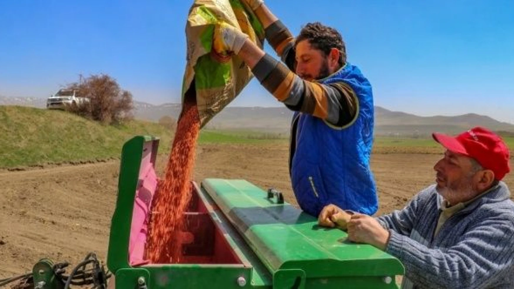 Van'da çiftçilere dağıtılan 364 ton buğday tohumu toprakla buluştu