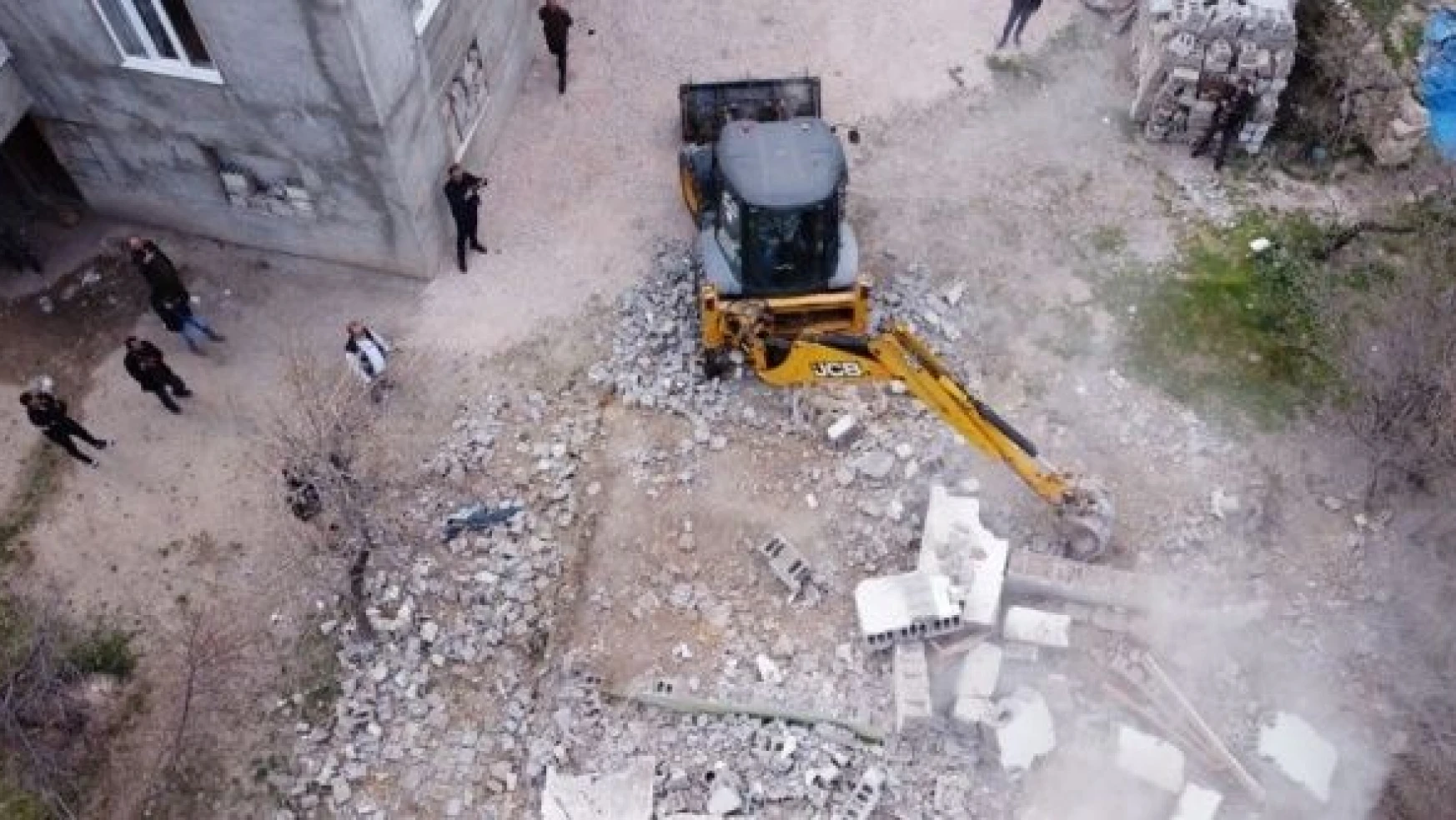 Van'da düzensiz göçmenlerin barındığı yapılar böyle yıkıldı