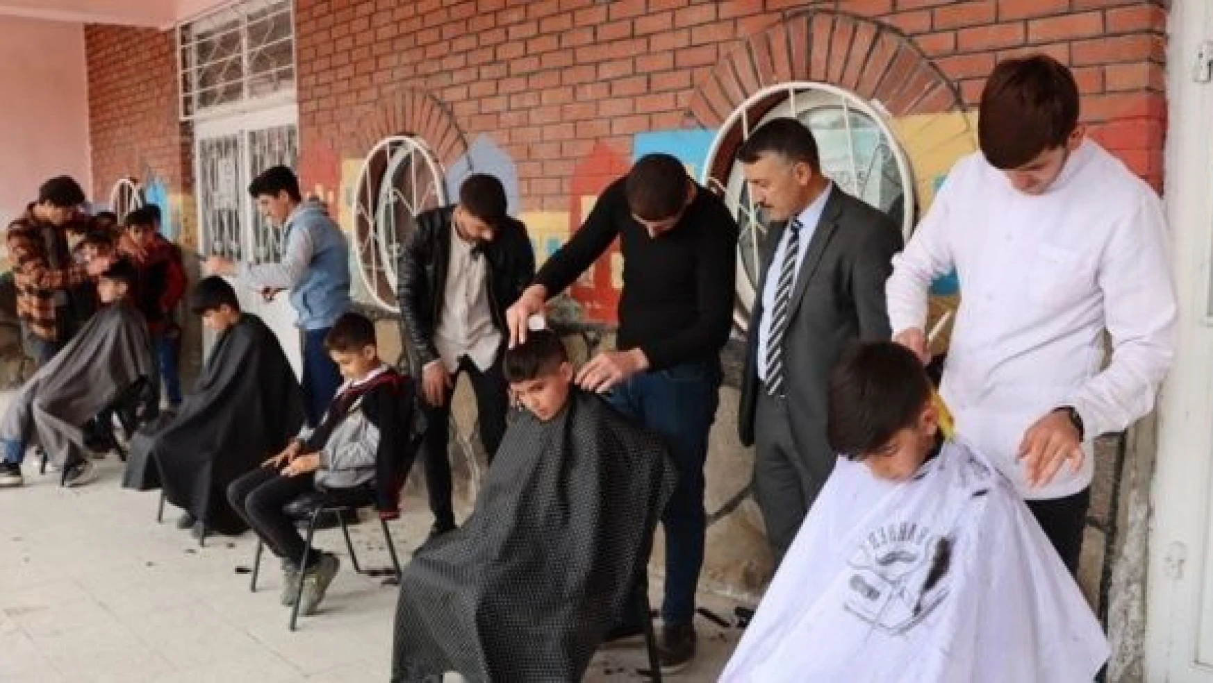 Van'da kursiyerler ihtiyaç sahiplerinin bayram tıraşını  yapıyor