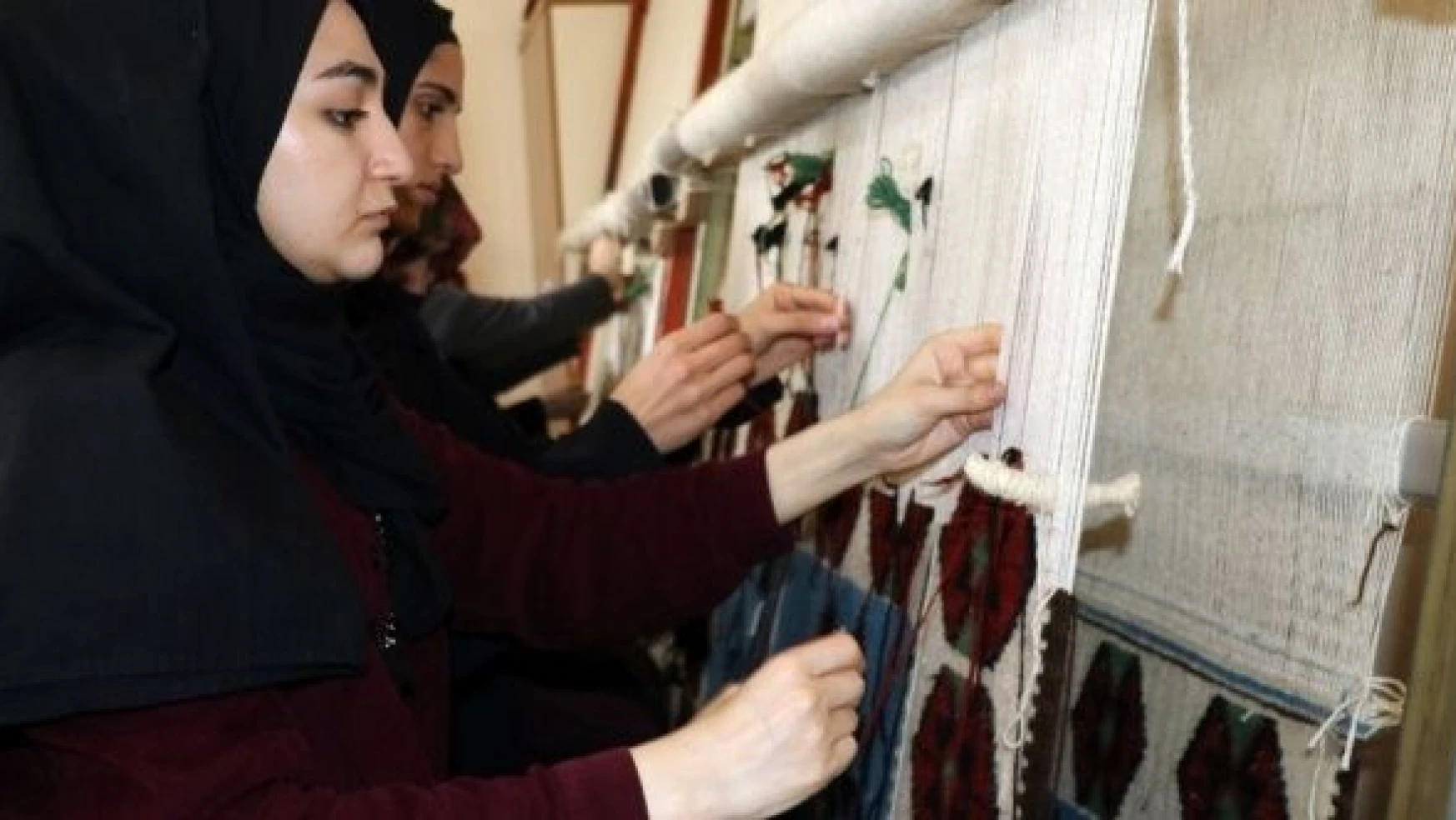 Ağrılı kadınlar Anadolu motiflerini ilmek ilmek kilimlere işliyor