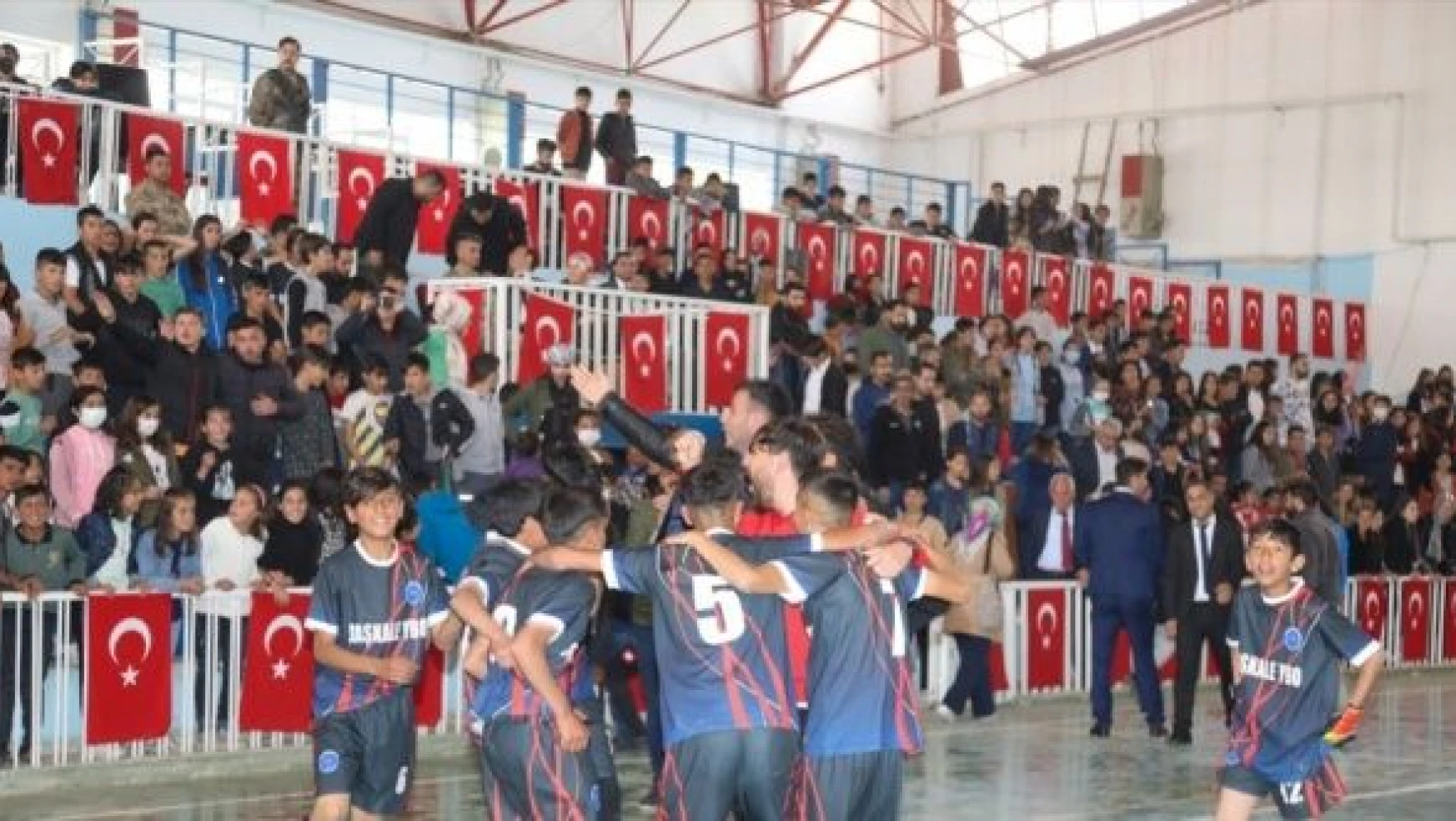 Başkale'de okullar arası futsal turnuvası sona erdi