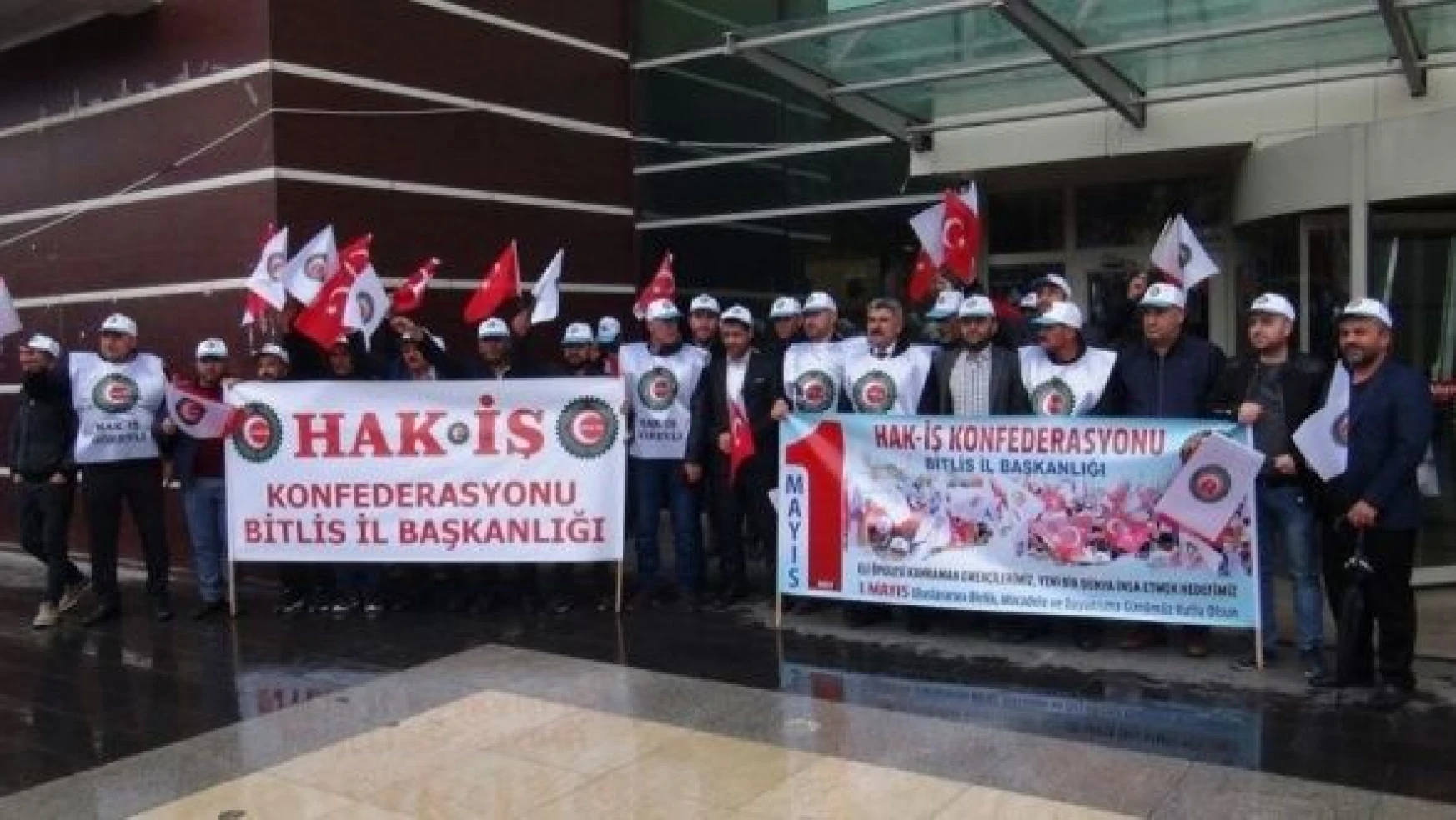 Bitlis'te Hak-İş 1 Mayıs Emek ve Dayanışma Günü'nü kutladı