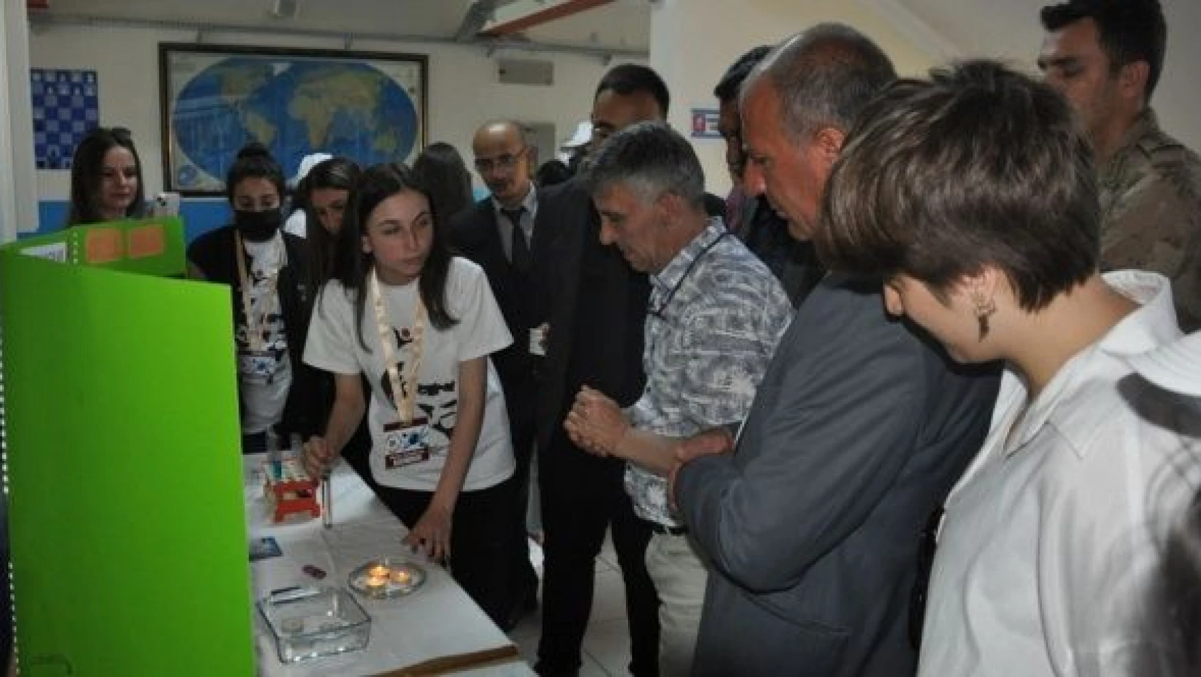 Bulanık Anadolu Lisesi'nde 'TÜBİTAK 4006 Bilim Fuarı' açıldı