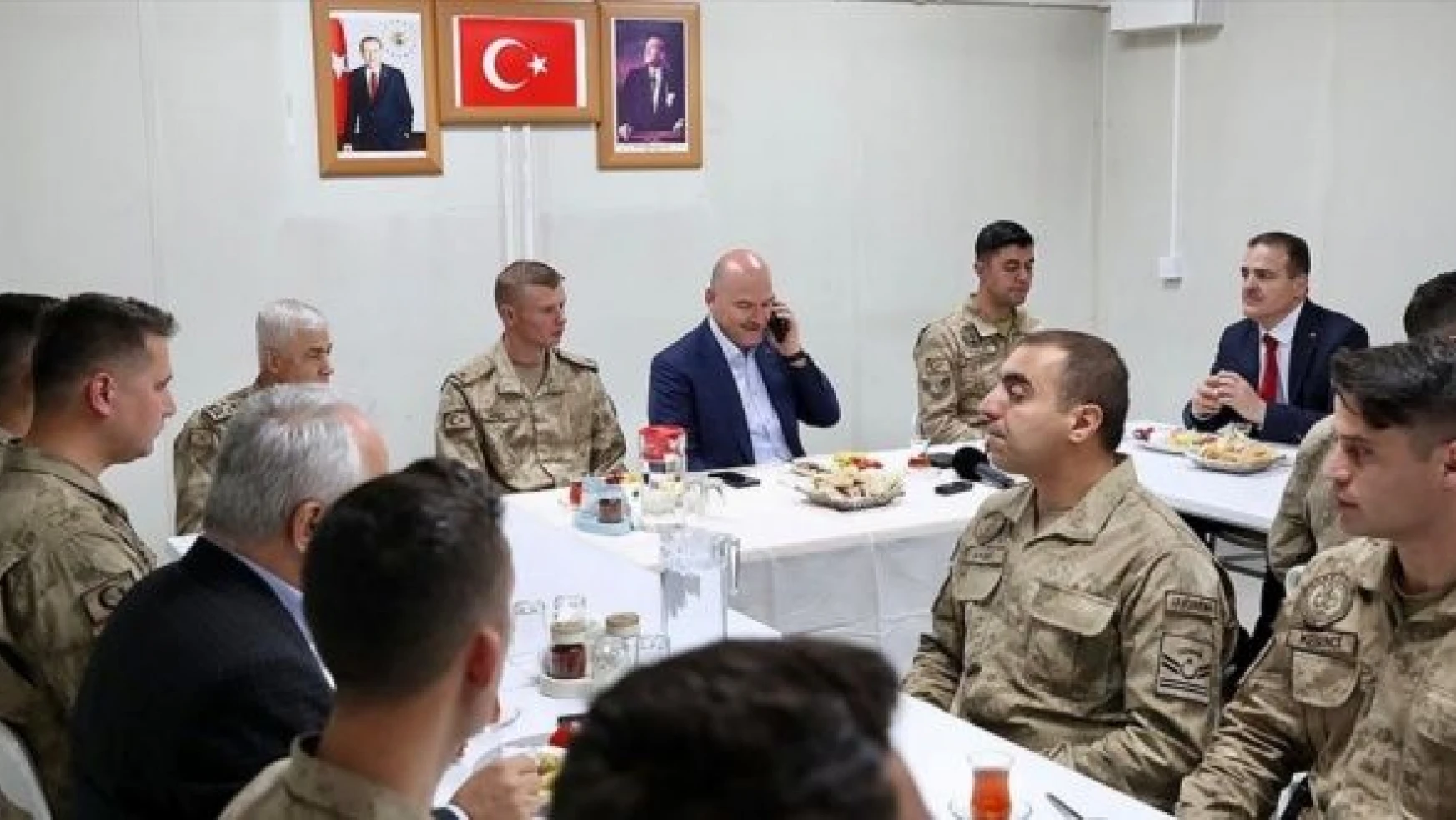 Cumhurbaşkanı Erdoğan, Zirvin Tepe Üs Bölgesi'ndeki jandarmalarla bayramlaştı