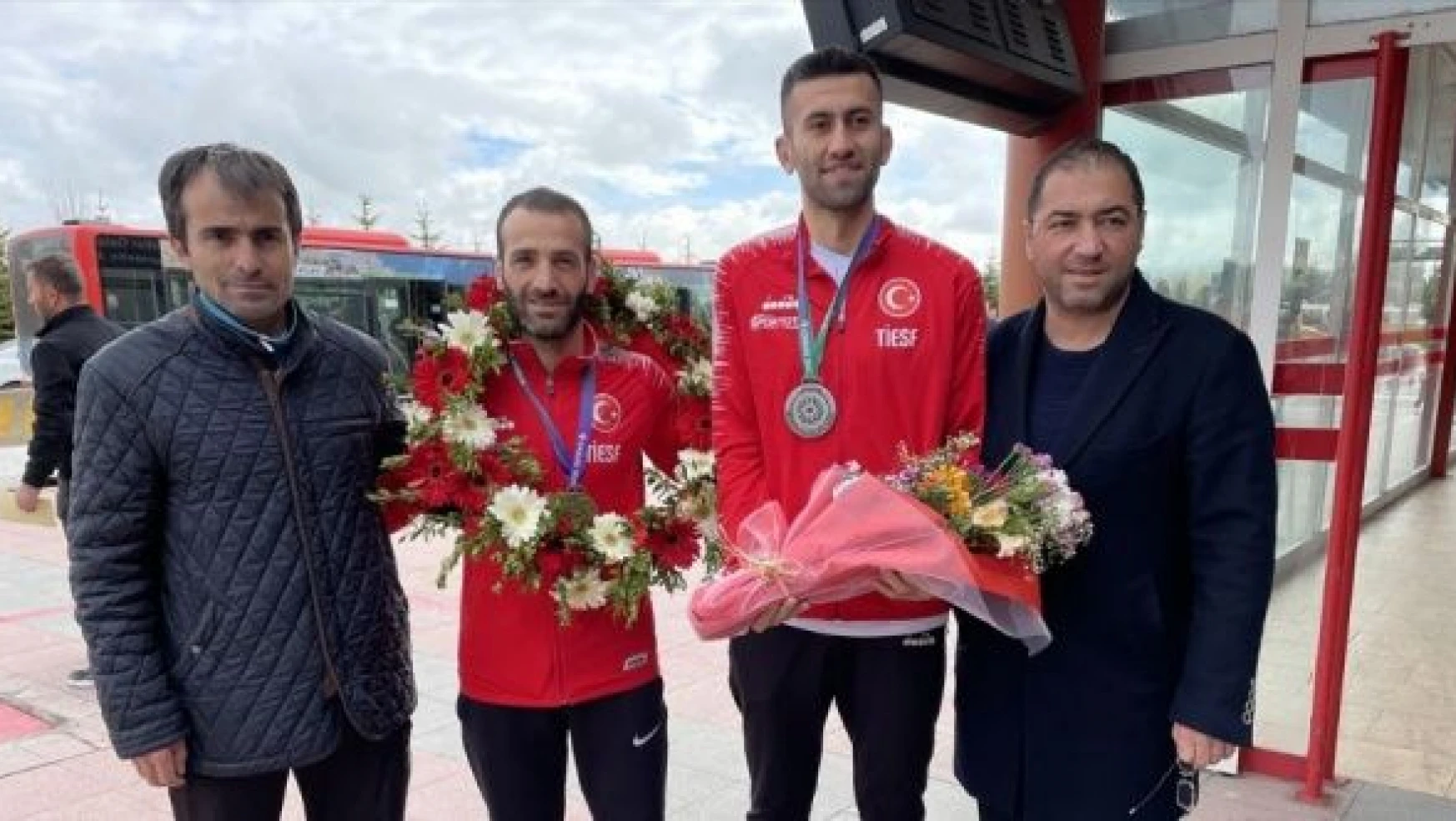 Deaflympics'ten madalyayla dönen Erzurumlu milli sporcular törenle karşılandı