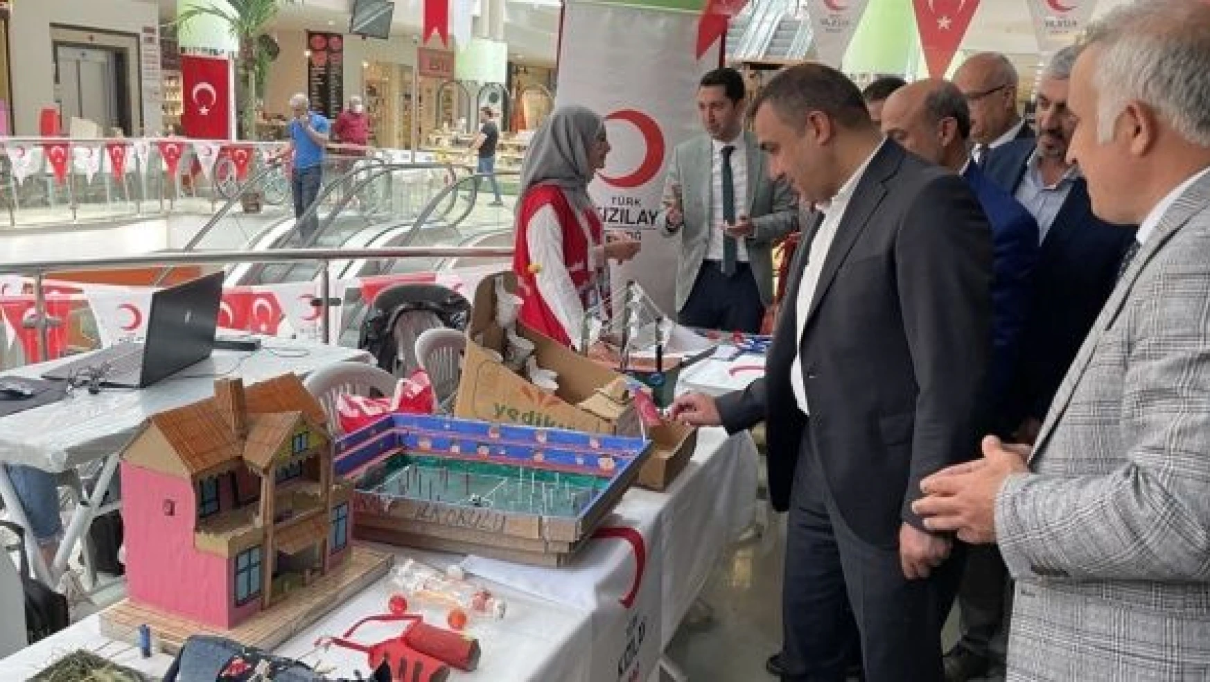 Elazığ'da atık malzemelerden yapılan oyuncaklar yarıştı
