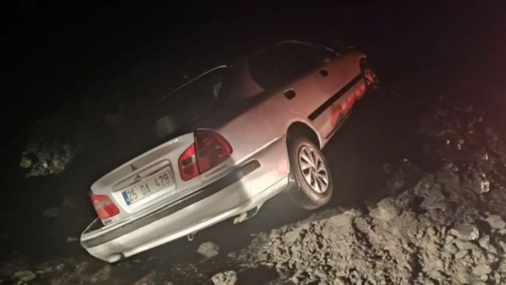 Erzincan'da otomobil toprak yığınına çarptı!