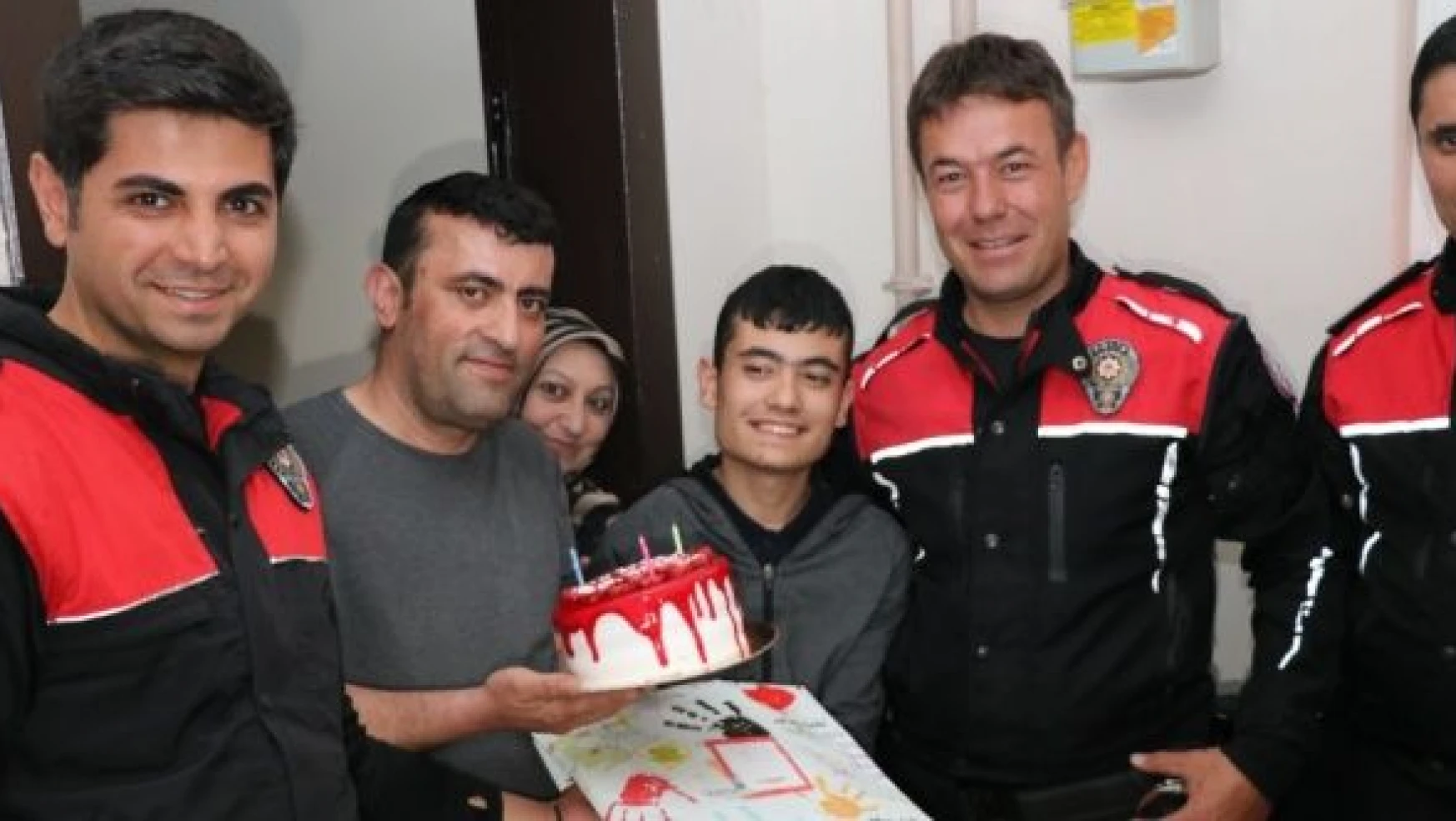 Erzincan polisinden, engelli Canahmet'e doğum günü sürprizi!