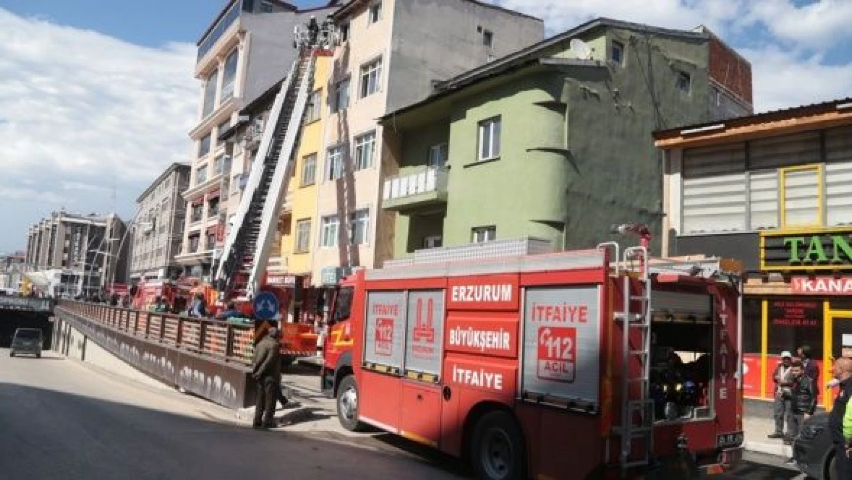 Erzurum'da bir otel alev alev yandı!