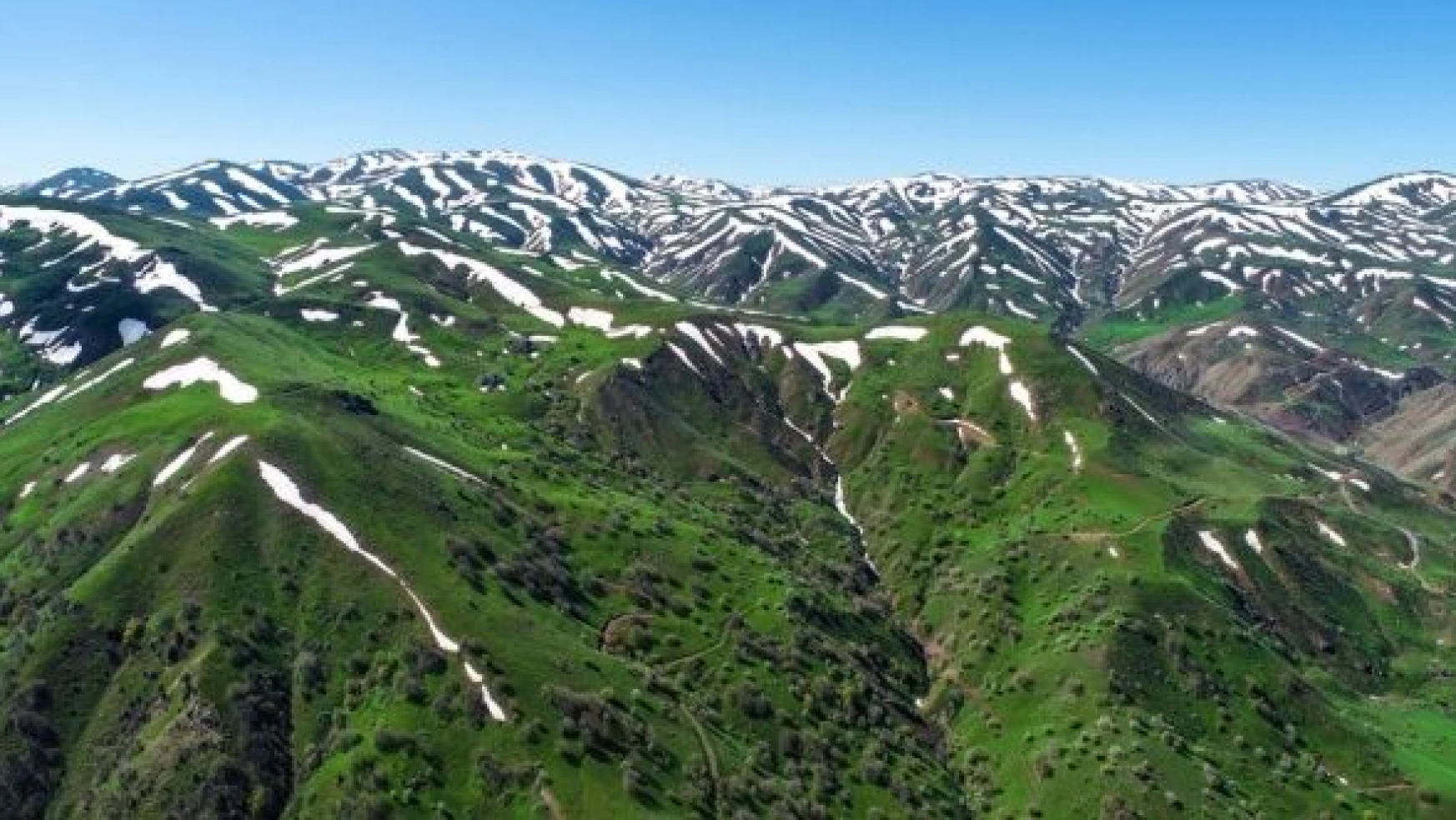 Erzurum'da karları eridi, doğa büyüledi