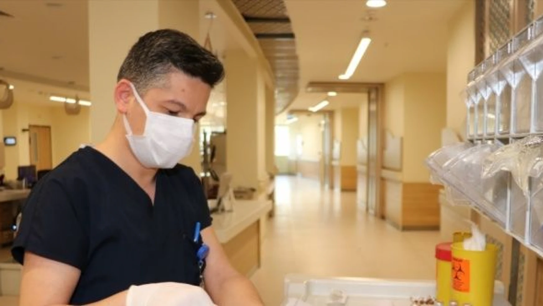 Erzurumlu erkek hemşire güler yüzüyle hastaların gönlünü kazanıyor