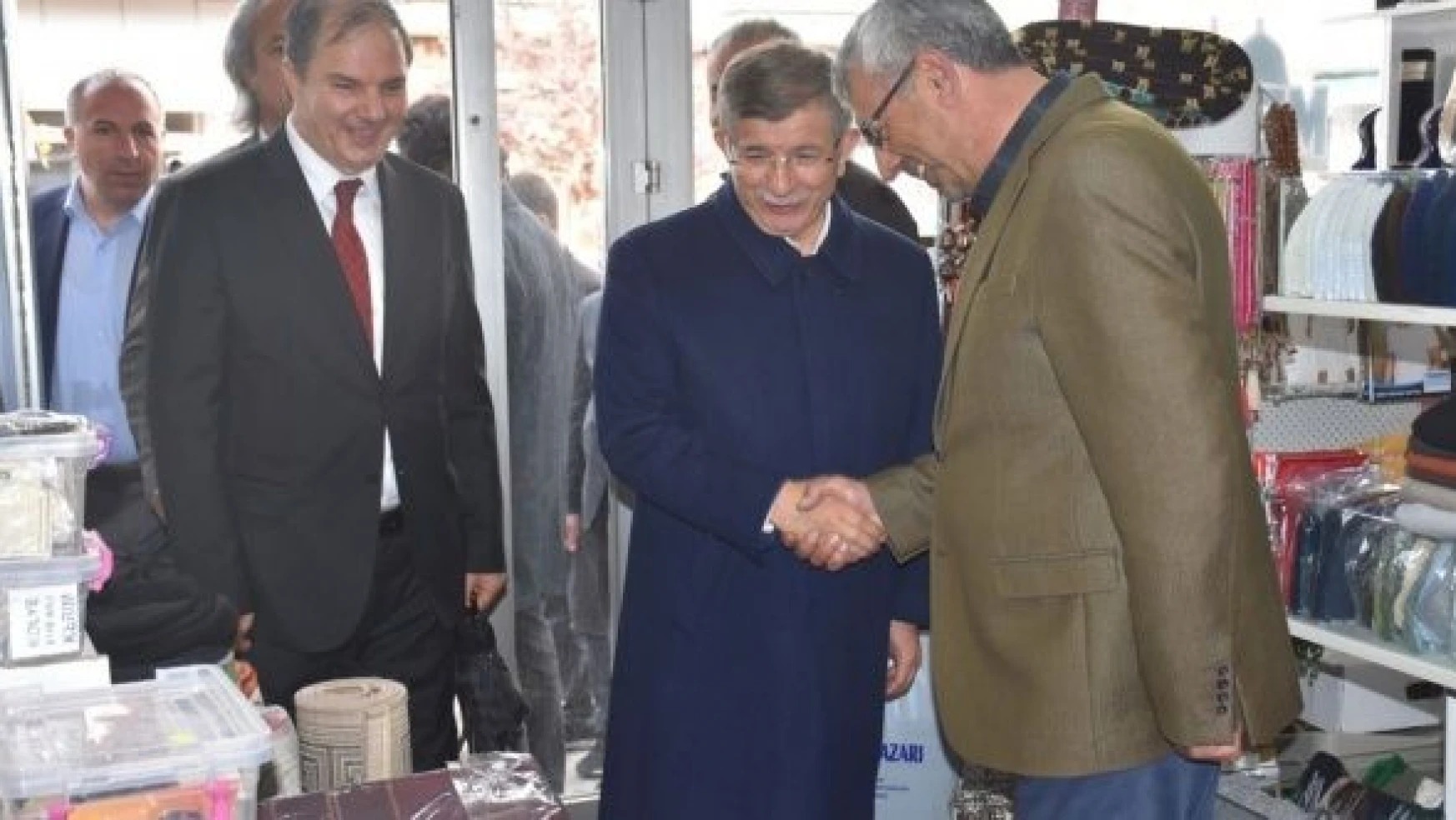 Gelecek Partisi Genel Başkanı Davutoğlu, Kars'ta esnafı ziyaret etti