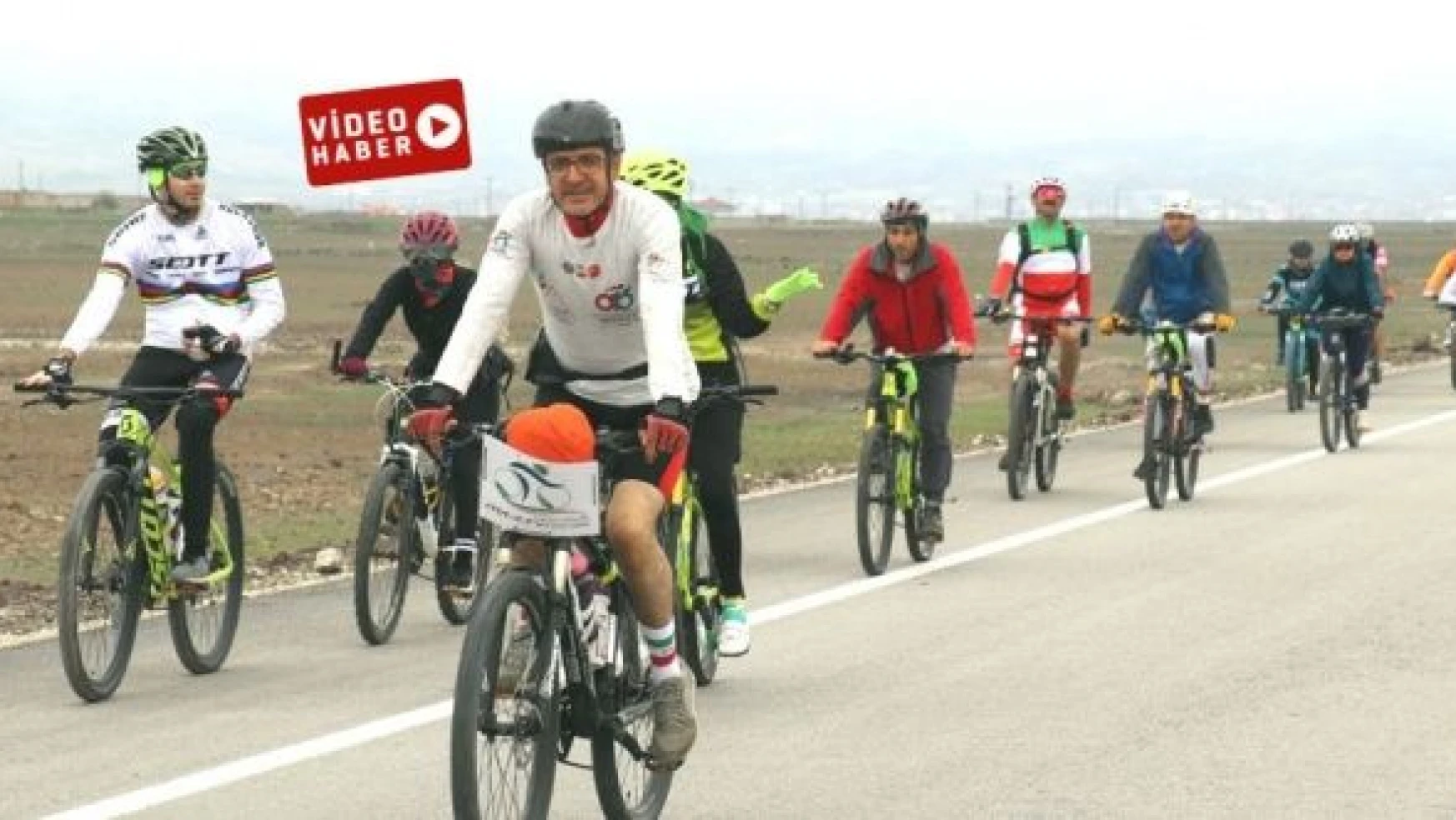 İranlı bisikletçiler Ağrı Dağı'nda