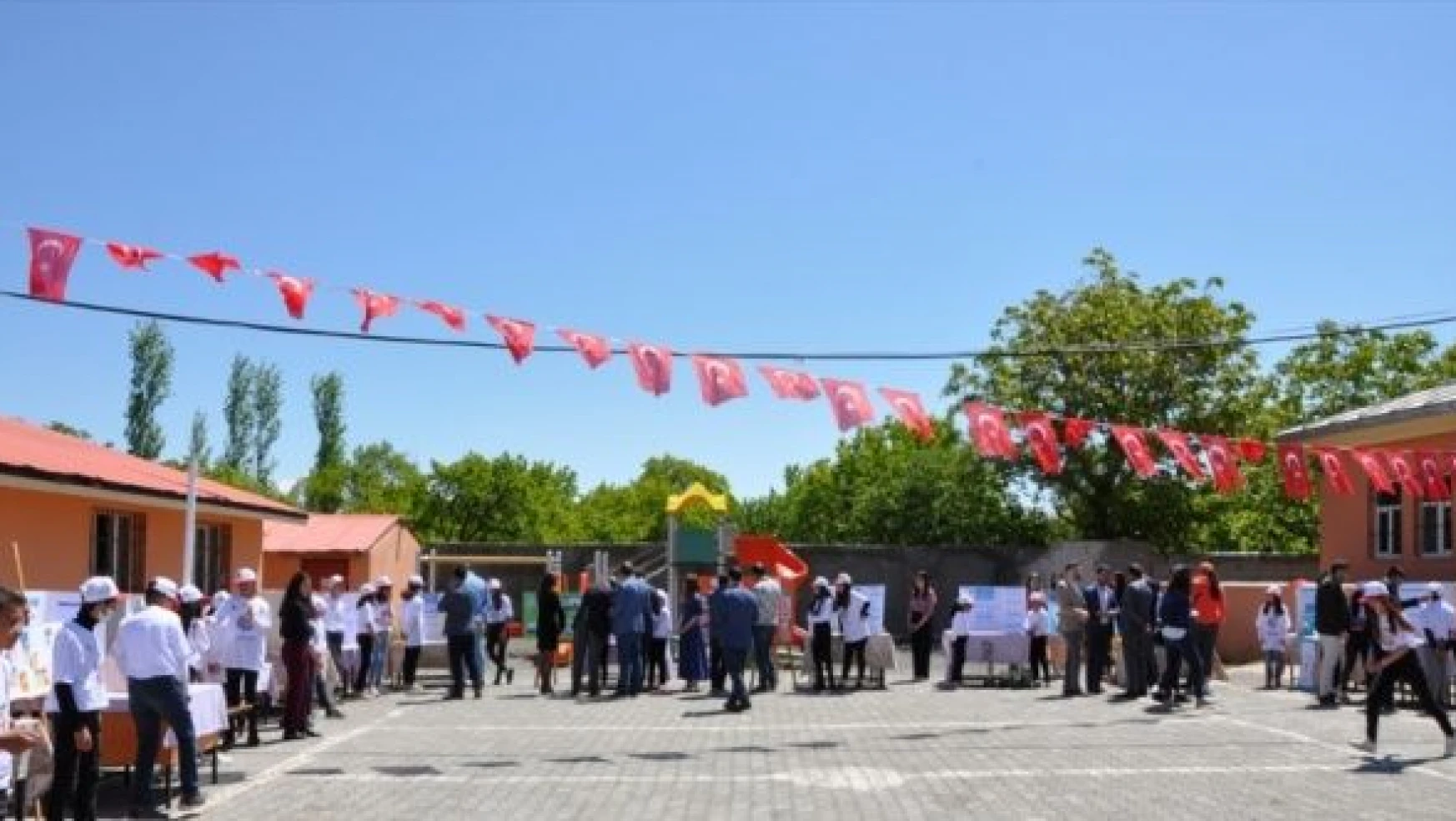 Kağızman'da TÜBİTAK Bilim Fuarı açıldı