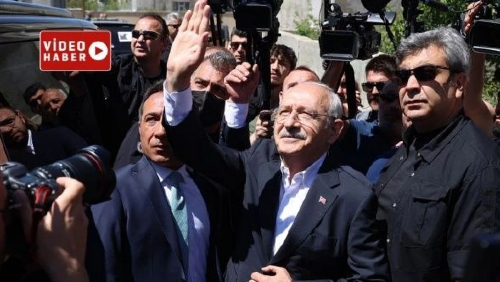 Kılıçdaroğlu Van'da bir aileyi ziyaret etti: &quotSaray'da herkesin bir eli yağda, bir eli balda"