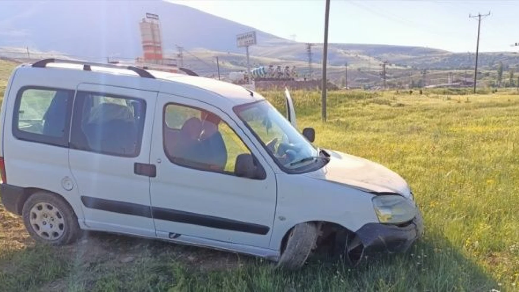 Malatya'da yoldan çıkan hafif ticari araç kaza yaptı!