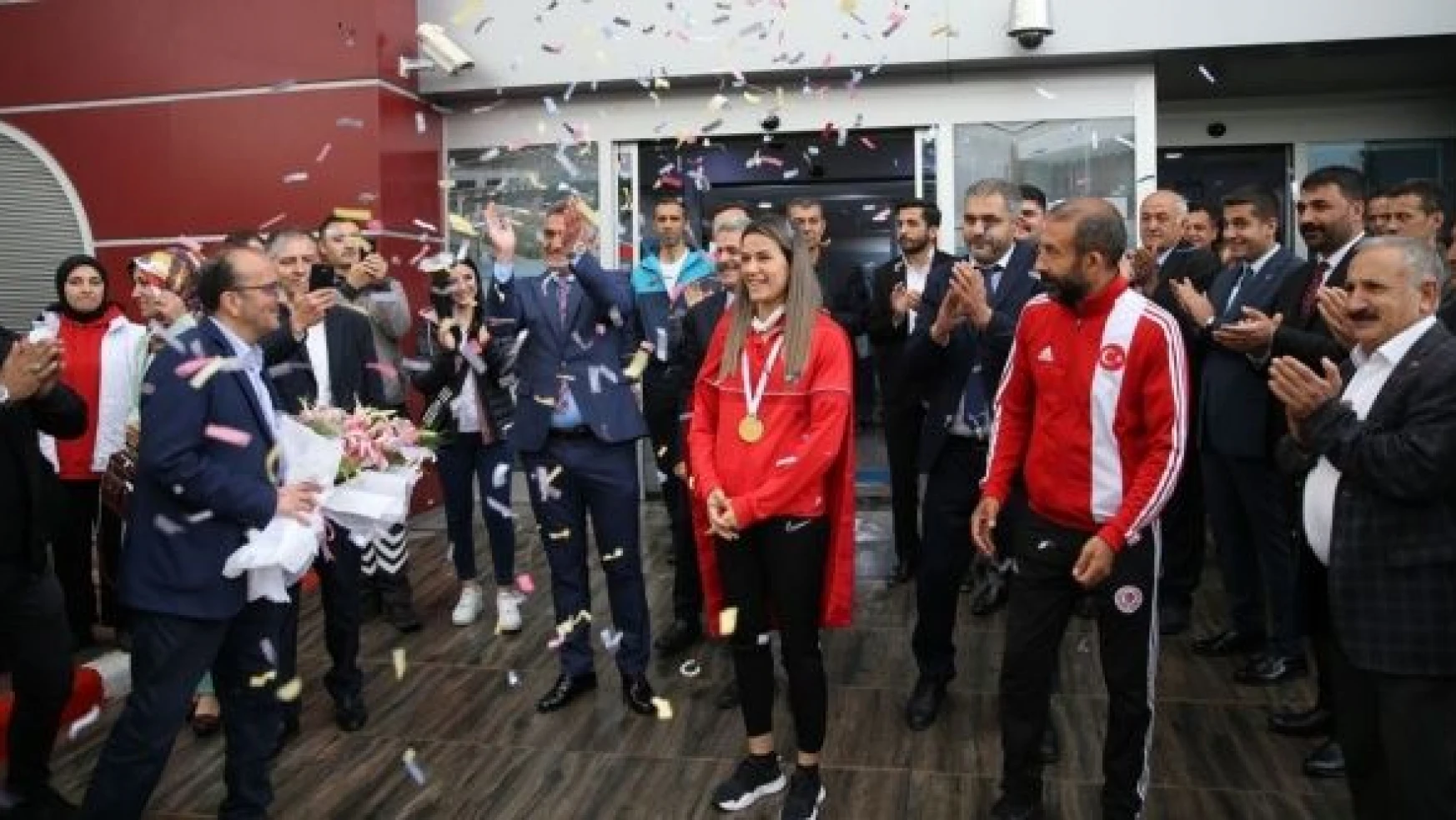 Malatyalı Dünya şampiyonu milli boksör Hatice Akbaş, coşkuyla karşılandı