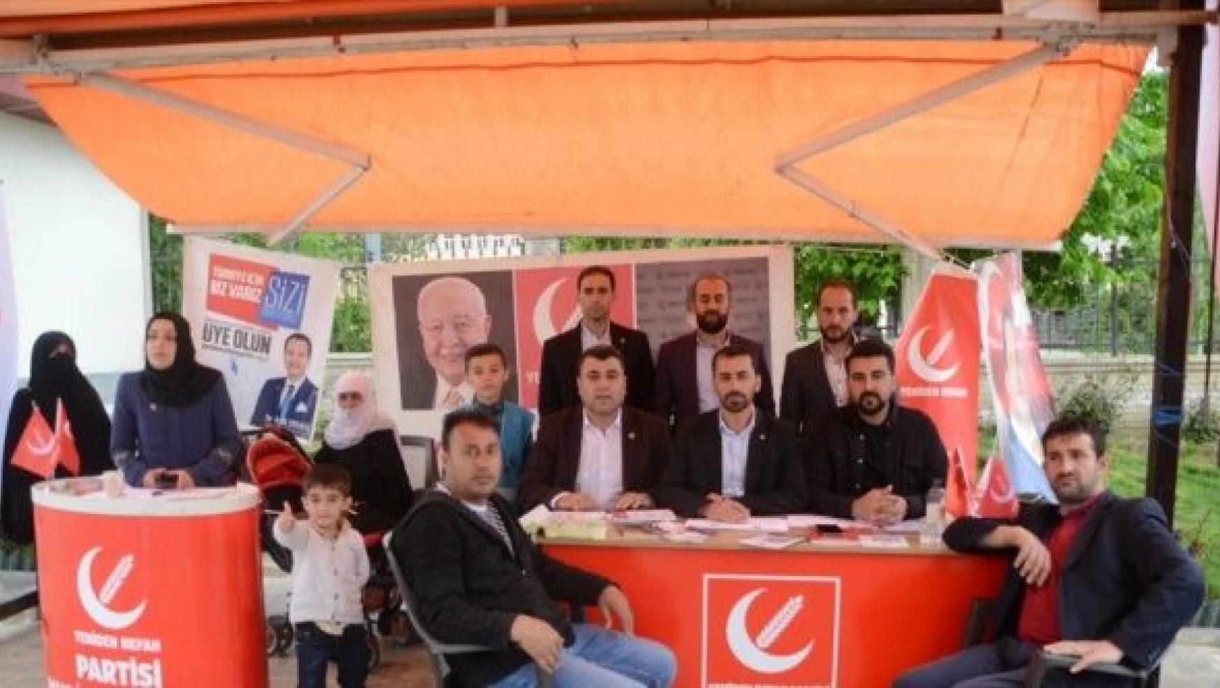 Muş'ta Yeniden Refah Partisi üyeleri açtıkları stantta projelerini anlattı
