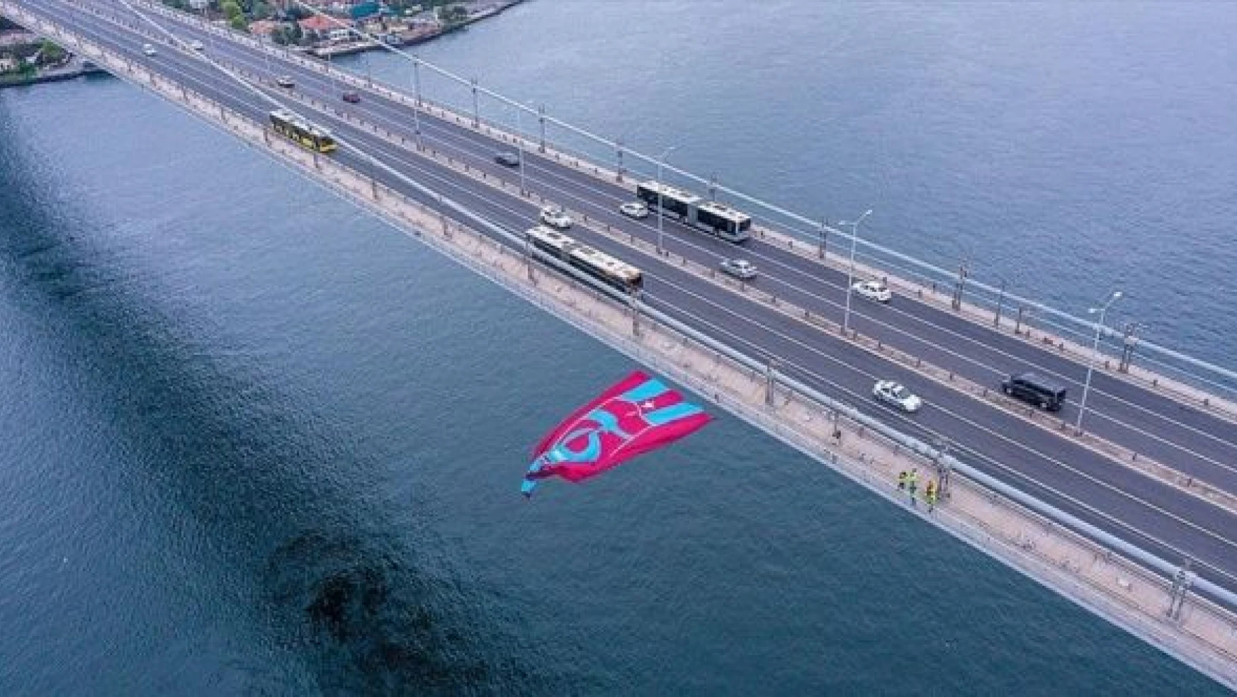 Trabzonspor'un bayrağı 15 Temmuz Şehitler Köprüsü'ne asıldı