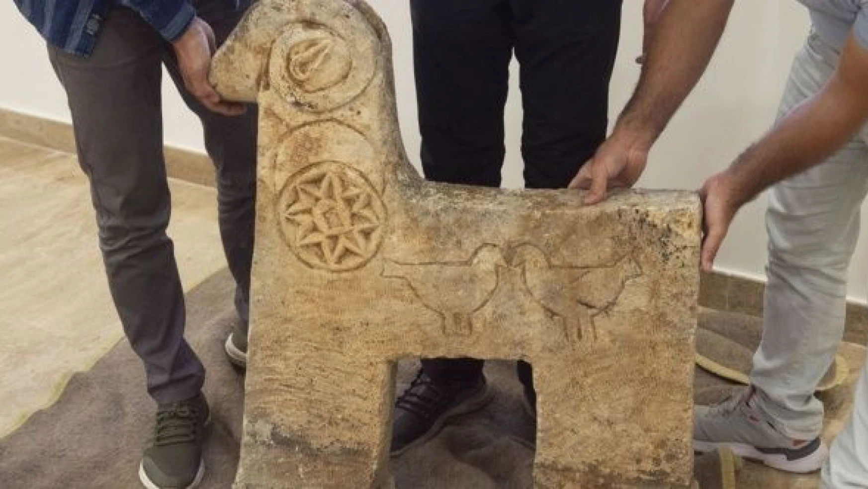 Tunceli'de çalınan 500 yıllık  mezar taşı bakın nerede bulundu?