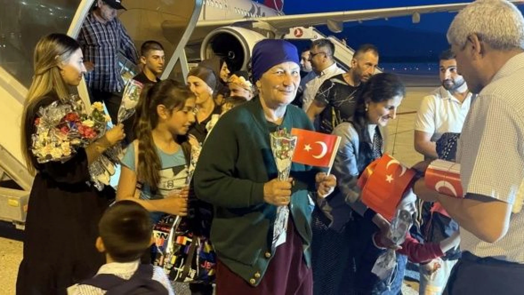 Ukrayna'dan tahliye edilen Ahıska Türkleri Elazığ'a geldi