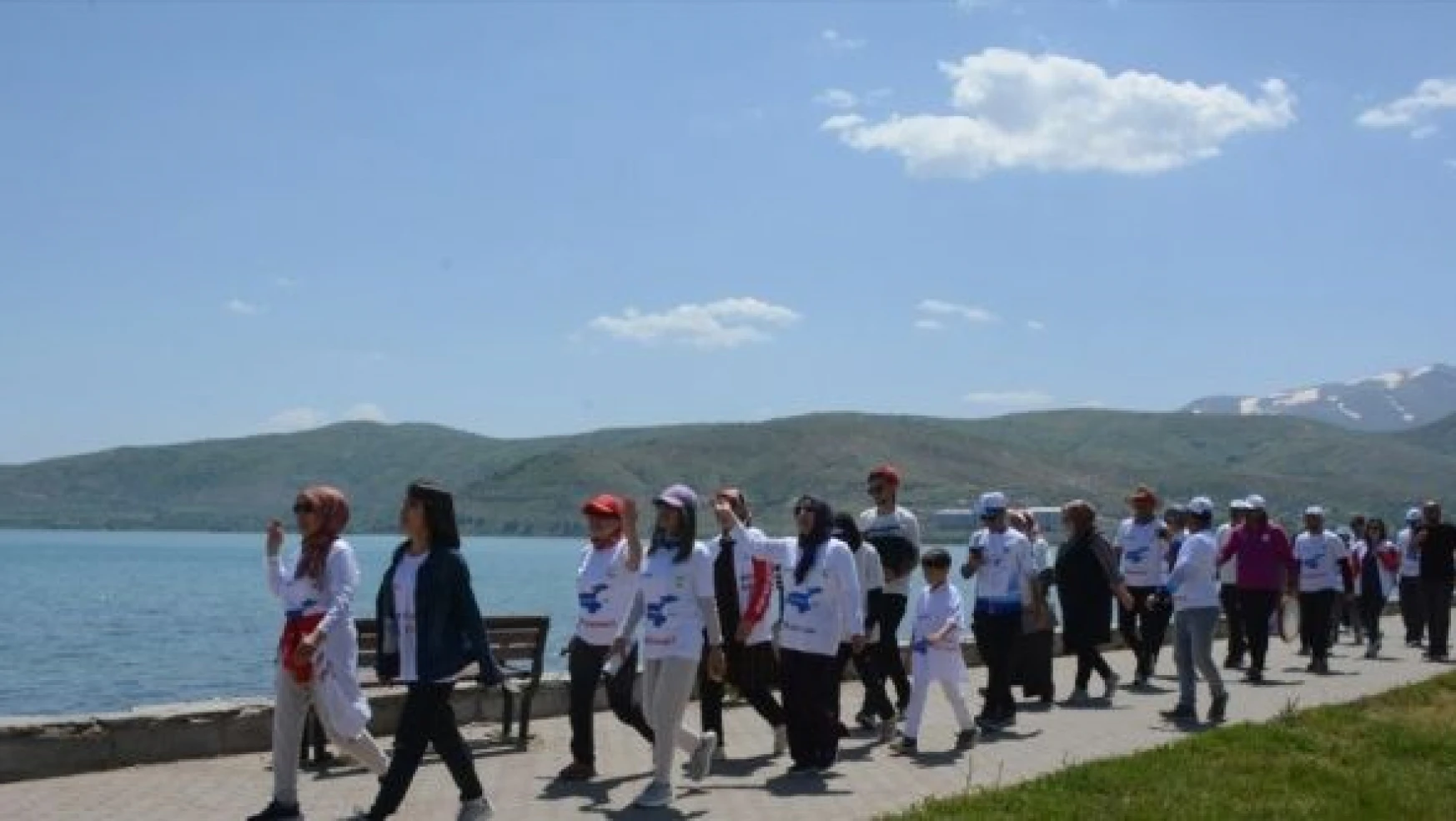 Van Gölü için yürüyen kadınlar Tatvan sahilinde gezintiye çıktı