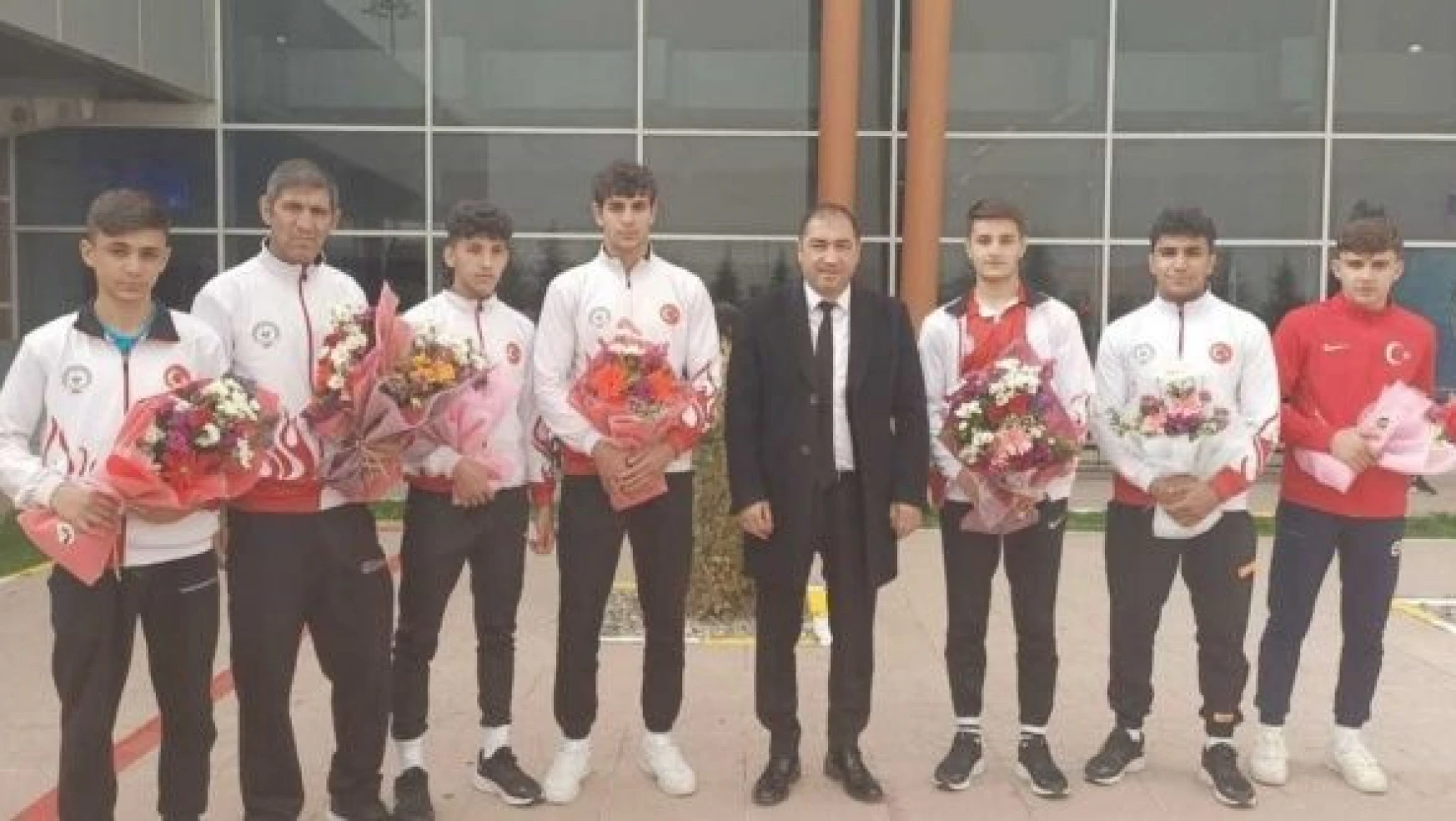 Yaz Spor Oyunları'nda bronz madalya kazanan boksörler, Erzurum'da coşkuyla karşılandı