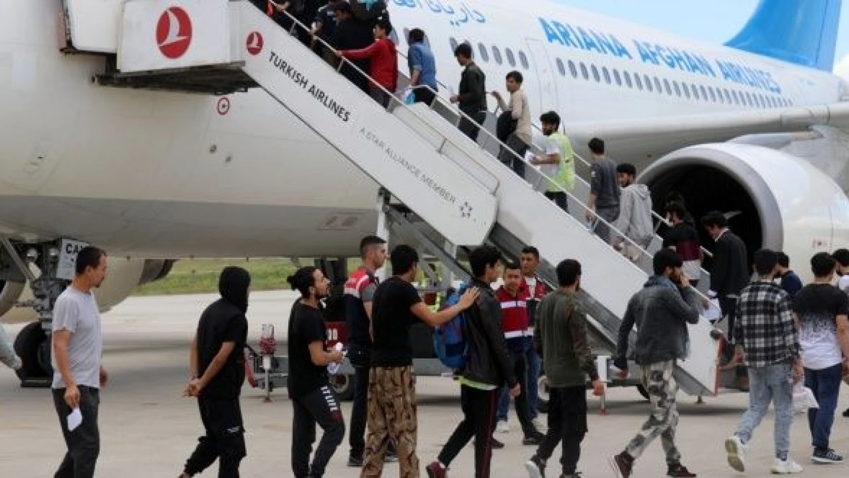 Afgan uyruklu düzensiz göçmenler Ağrı'dan ülkelerine gönderildi