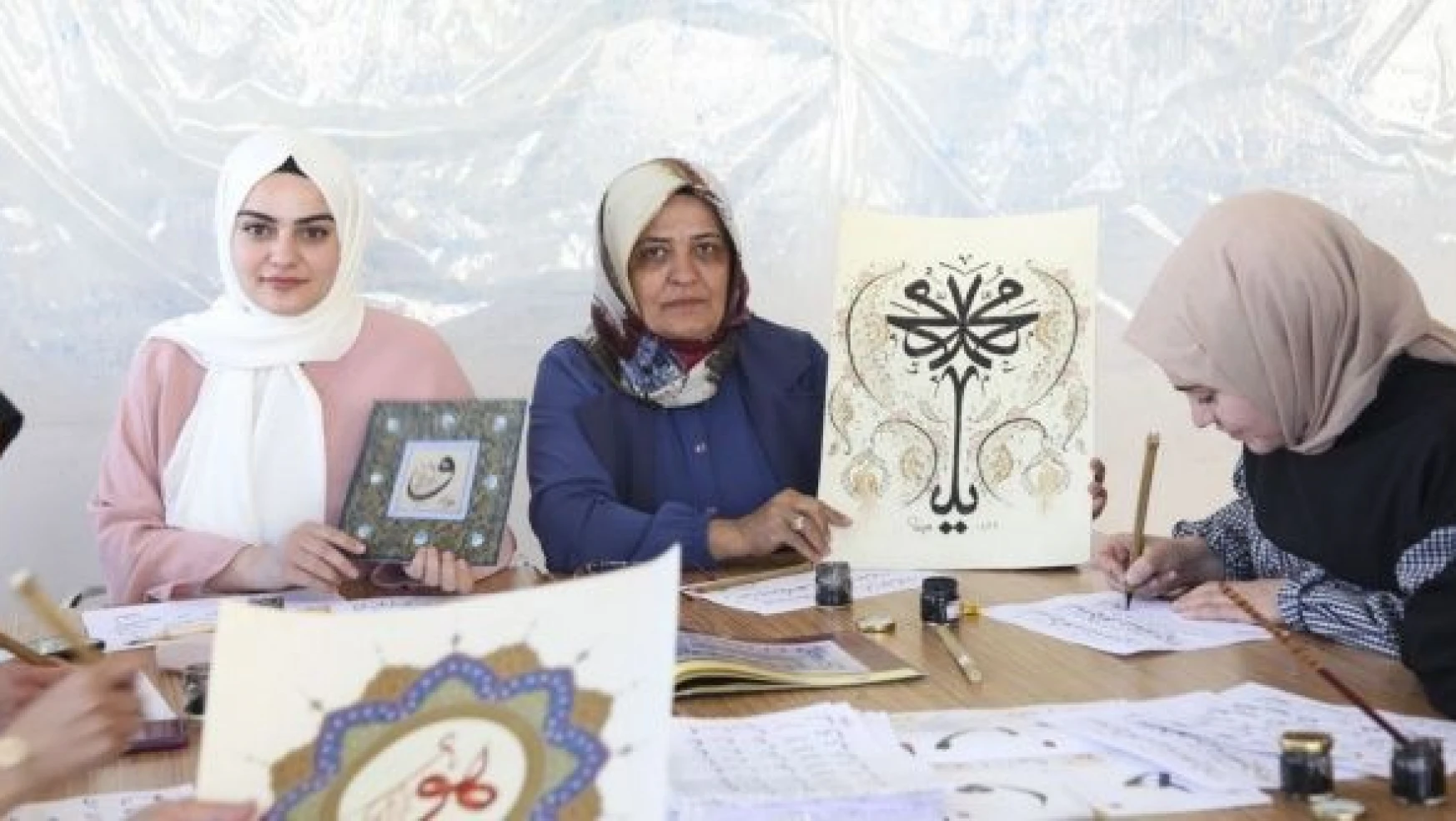 Ahlat'ta kadınlar 'hüsnü hat' eğitimi alıyor