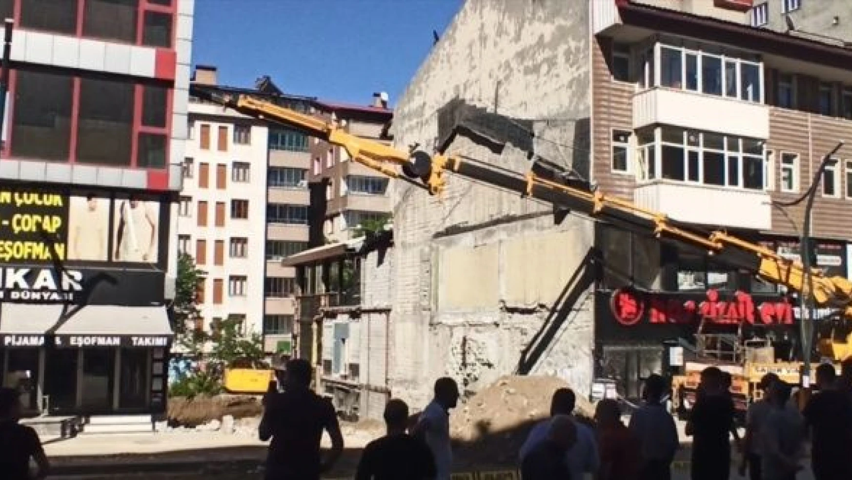 Bitlis Tatvan'da bina çöktü