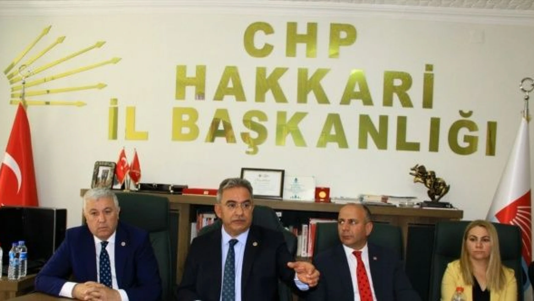 CHP milletvekilleri Budak ve Arık, Hakkari'de partililerle buluştu
