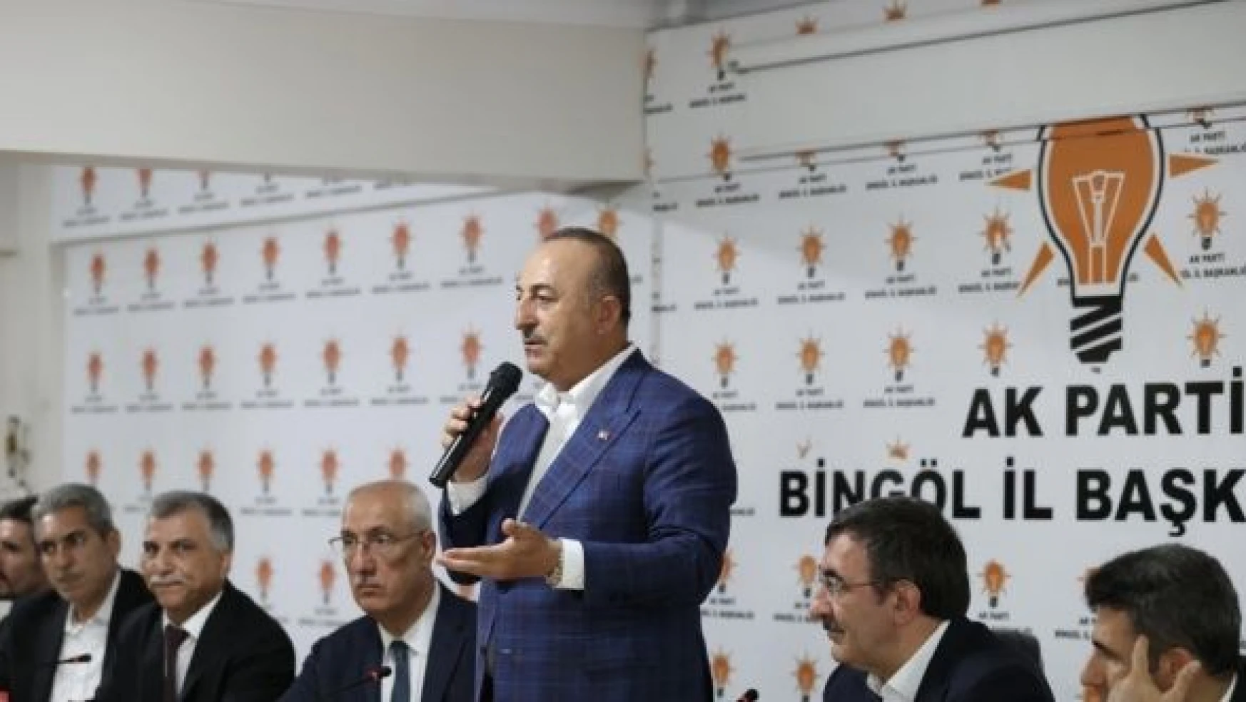 Dışişleri Bakanı Mevlüt Çavuşoğlu Bingöl'de partilileri ile buluştu