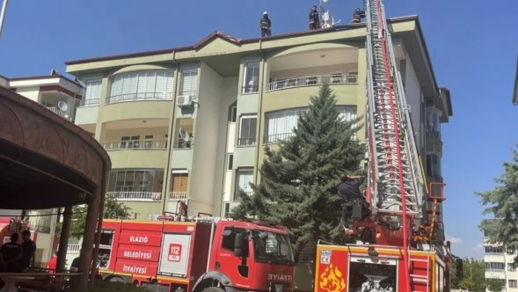 Elazığ'da 4 katlı binanın çatısında yangın çıktı!