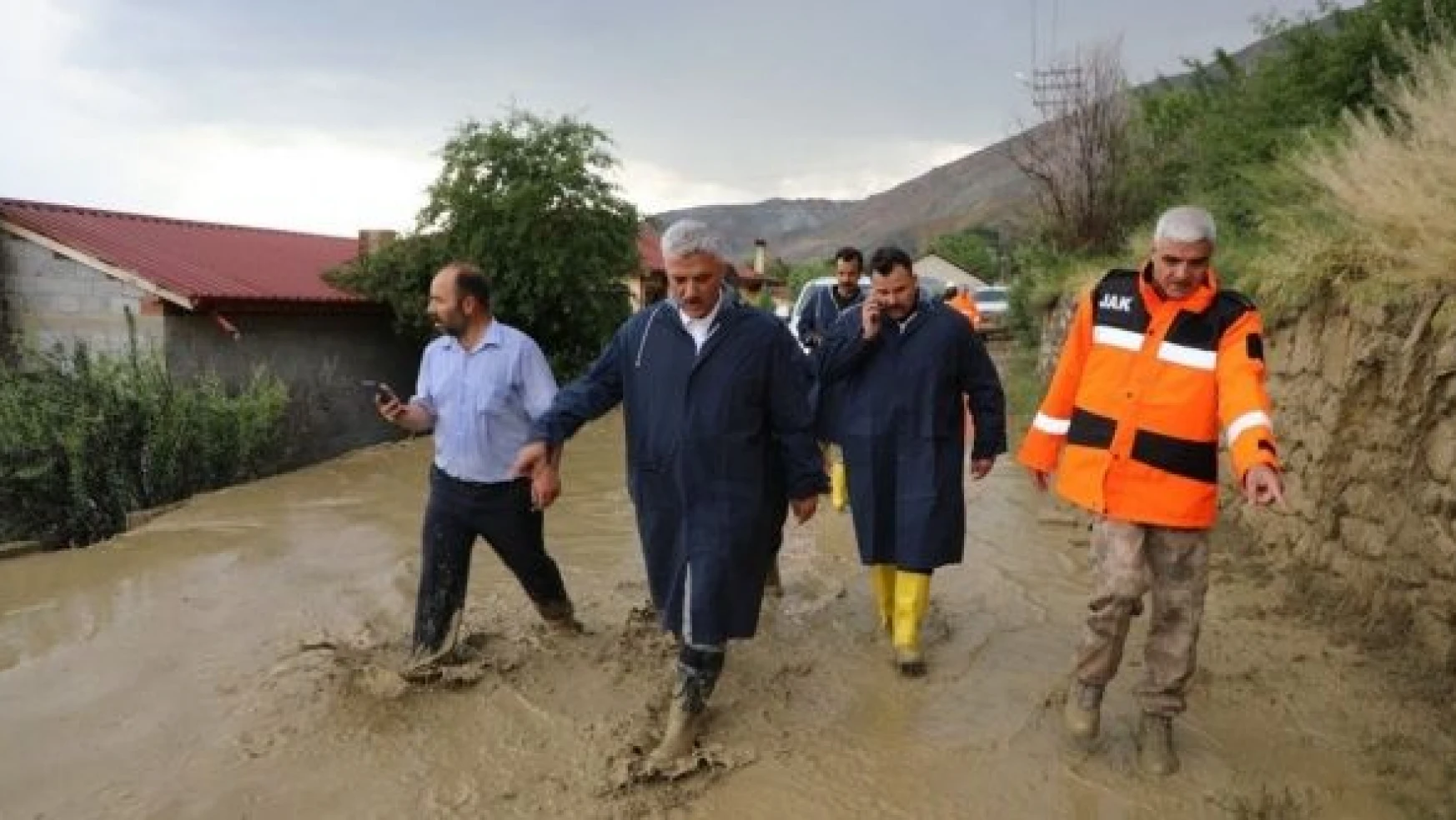 Erzincan'da şiddetli yağışın bıraktığı hasar ekiplerce temizleniyor