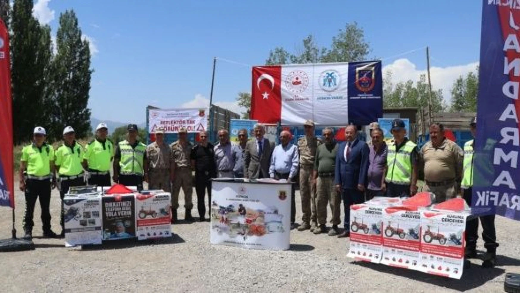 Erzincan'da traktör kazalarının önlenmesi için reflektör dağıtıldı