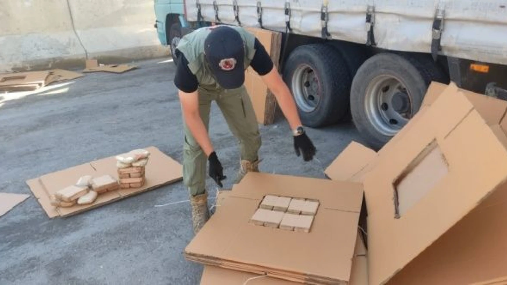Erzincan'da kamyon dorsesinde uyuşturucu bulundu