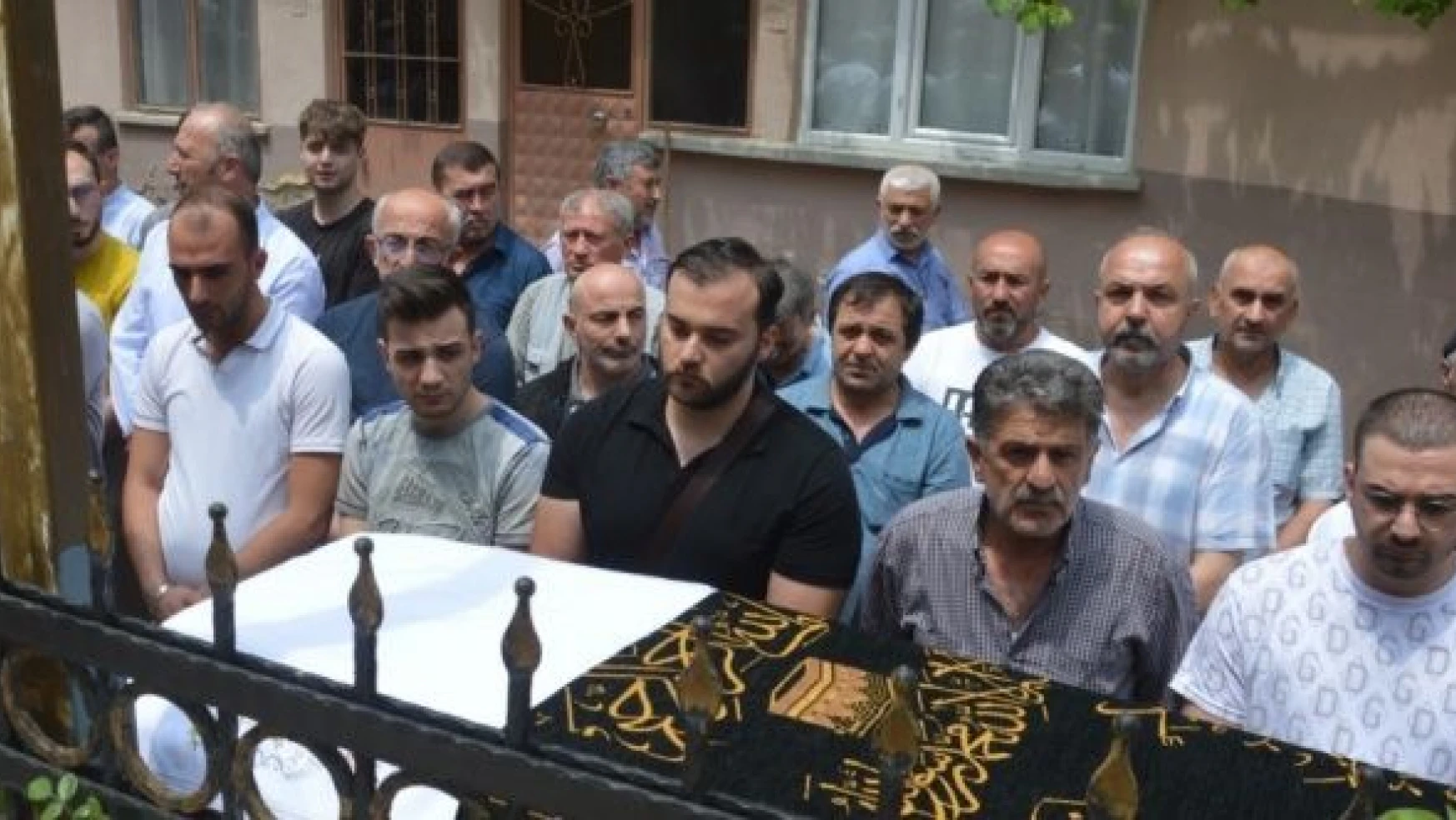 Erzurum'da kene ısırması sonucu ölen kişinin cenazesi defnedildi
