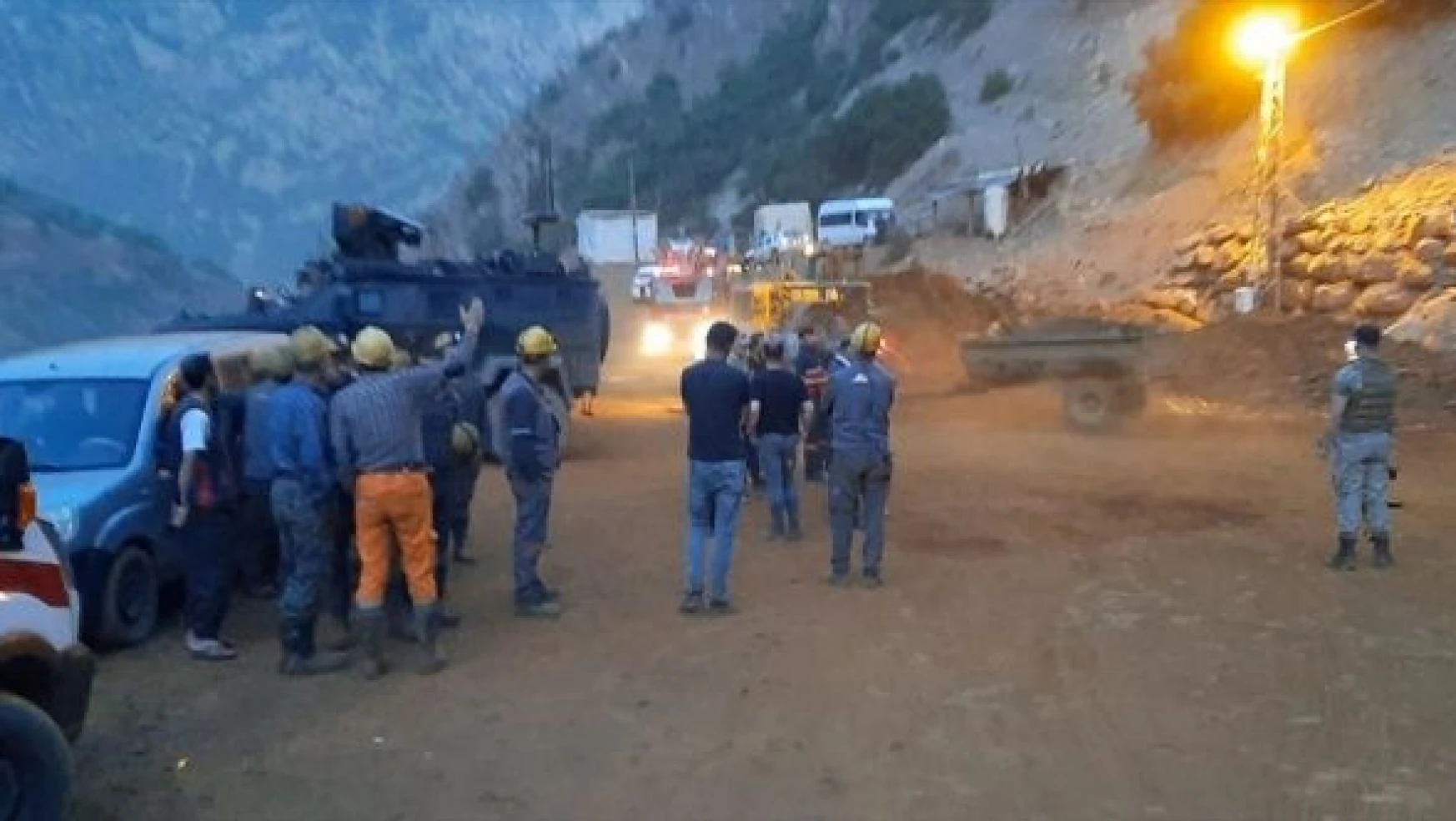 Hakkari'de maden göçüğü altında kalan işçi kurtarıldı