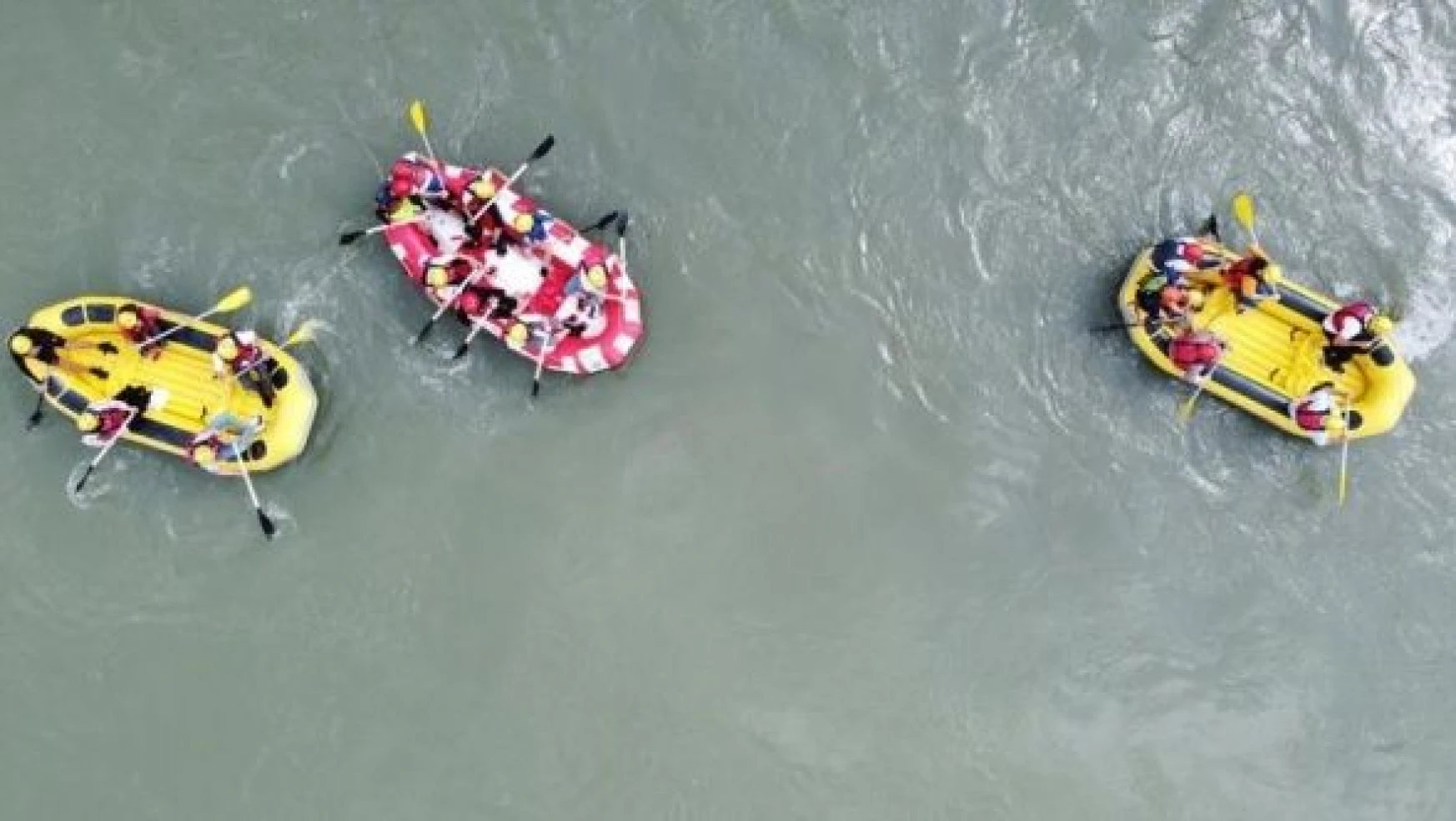 İranlı turistler Çatak Çayı'nda rafting yaptı