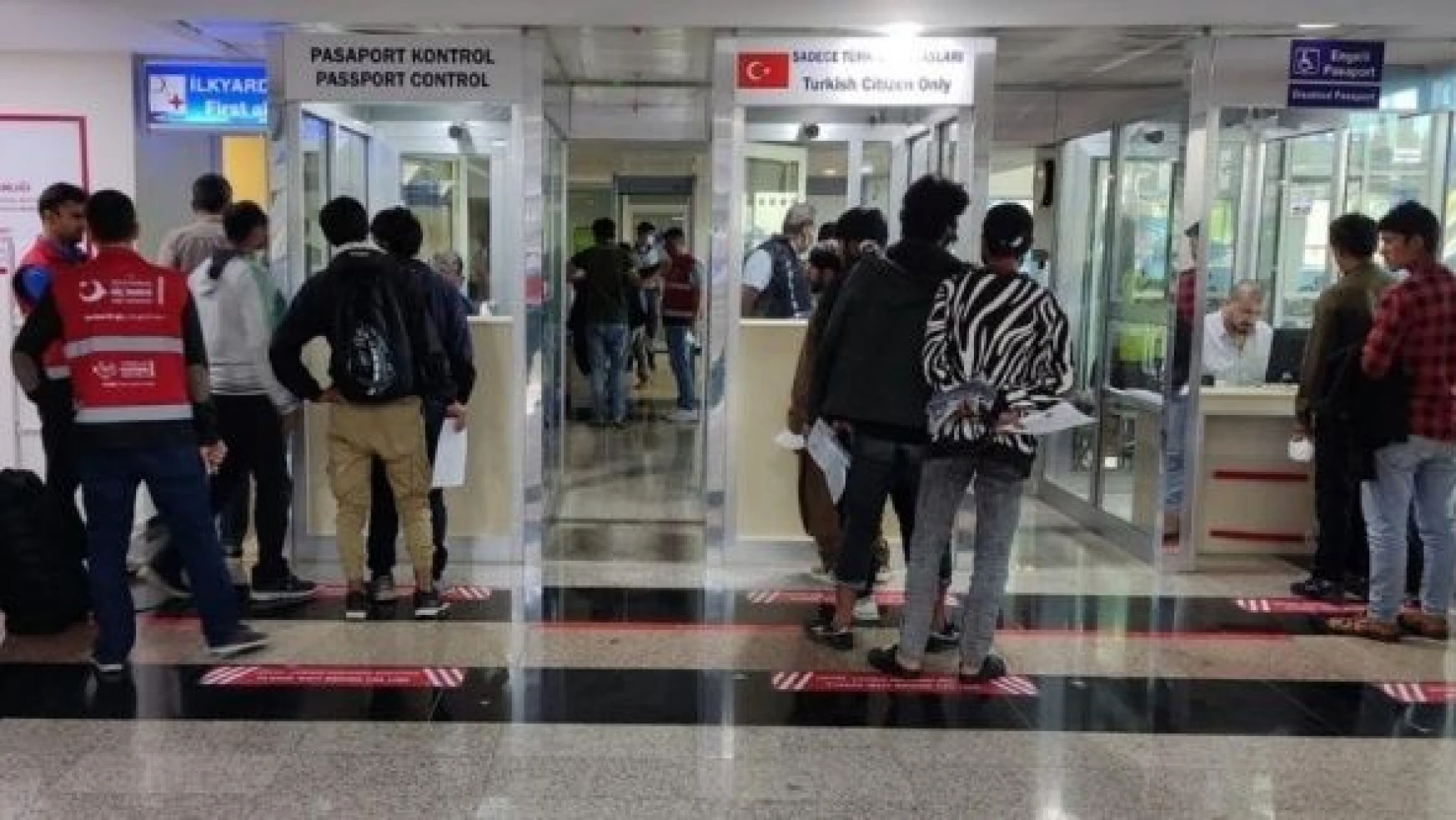 Malatya'dan 107 düzensiz göçmen uçakla ülkelerine gönderildi