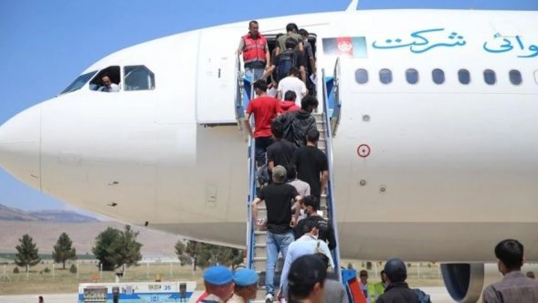 Malatya'dan 454 düzensiz göçmen uçakla ülkelerine gönderildi