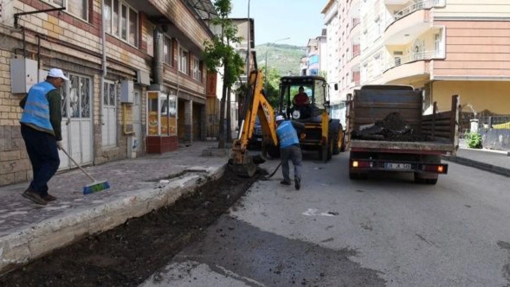 Muş Belediyesi yol ve kaldırımları onarıyor