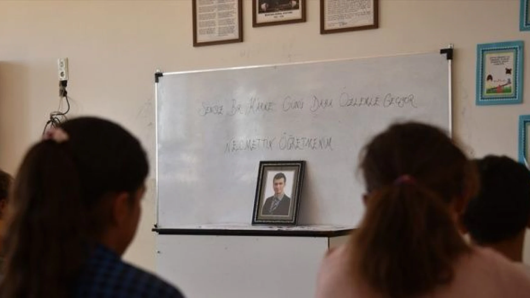 Öğrencileri, PKK'lı teröristlerce şehit edilen Necmettin Öğretmen'i karne gününde unutmadı