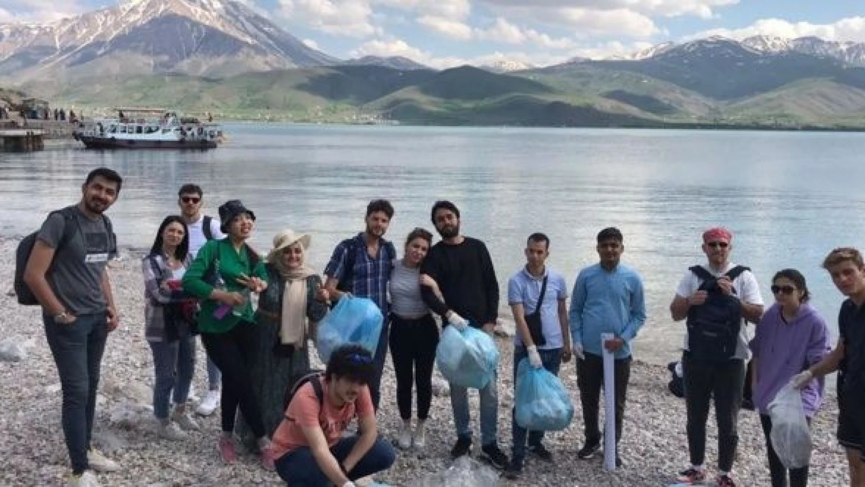 Yurt dışından gelen gençler Van Gölü kıyısını temizledi