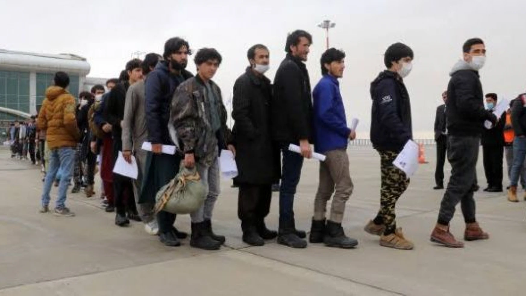 Ağrı'dan 106 Afganistan uyruklu düzensiz göçmen ülkelerine gönderildi