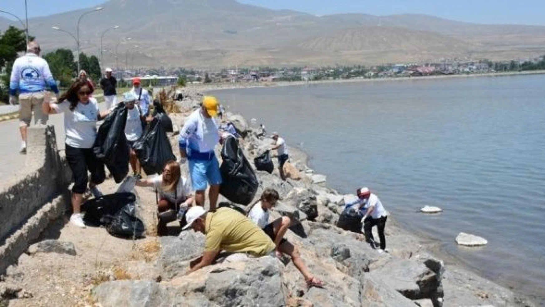 Aktivistler İstanbul'dan gelip Van Gölü sahilinde çöp topladılar!