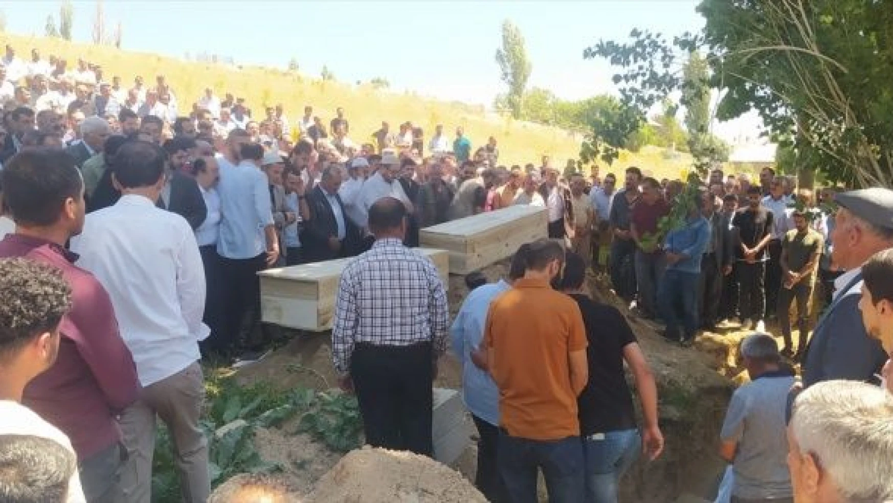 Arazi kavgasında  öldürülen 4 kişinin cenazesi Van'da defnedildi