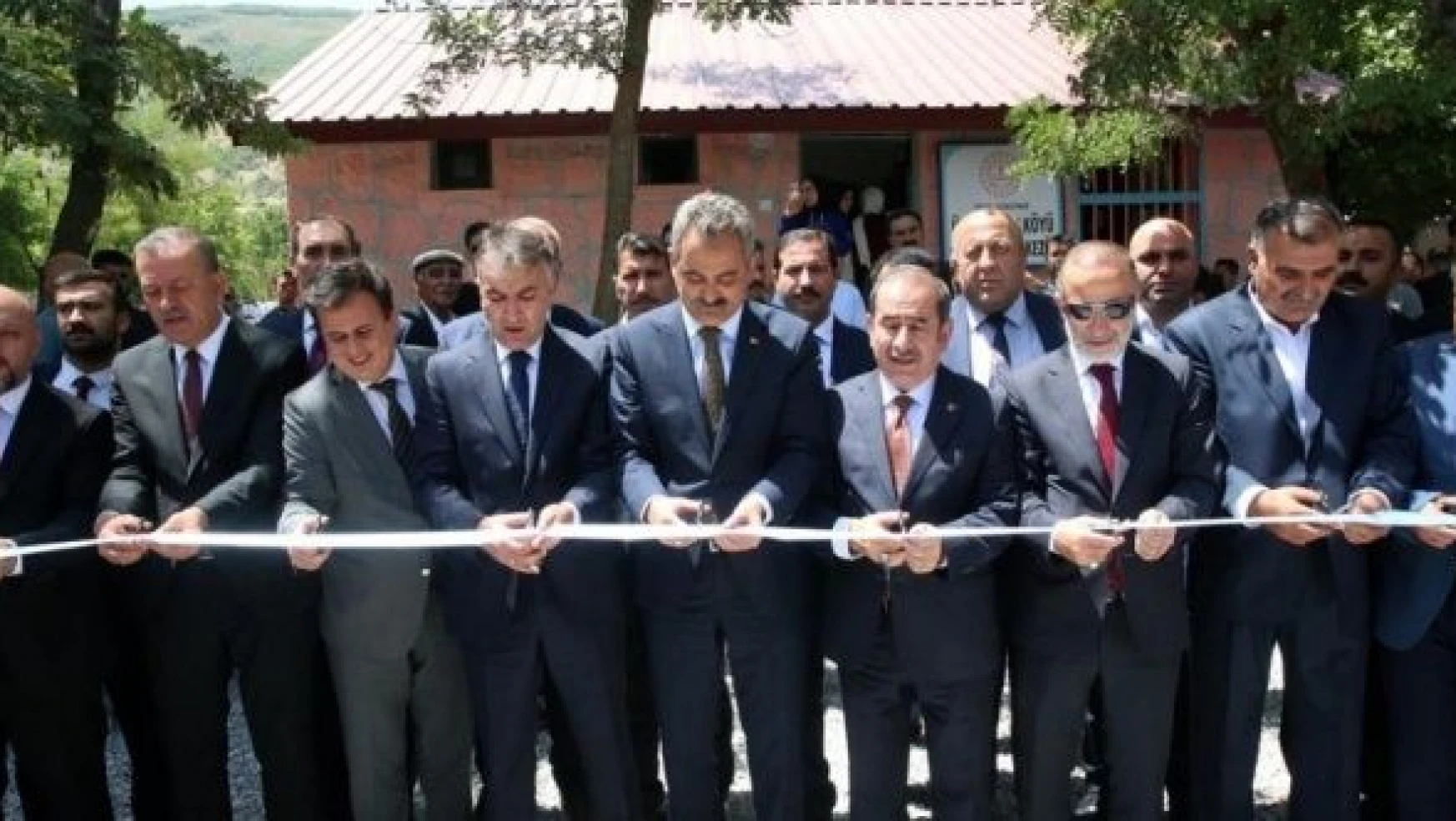 Bakan Özer, Bitlis'te 'Köy Yaşam Merkezi'nin açılışına katıldı